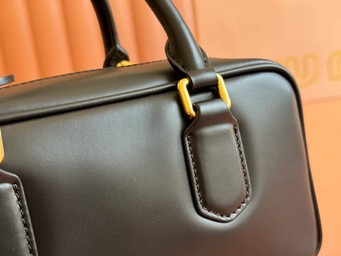 p1640💋💋💋【Full set of packaging at the counter】MIU MIU Miu Miu Caramel Bowling Upper Body Effect! Miu Miu Women's Arcadia Cowhide Handbag Crossbody Bag👝Lightly padded design makes the handbag look fuller, showing a cosmopolitan style. The letter logo, which echoes the finish of the metal hardware, straddles the line between function and decoration, giving this handbag a unique aesthetic and classic feel. Size: 22✖️10.5✖️7.5cm Style number: 5bb142g color