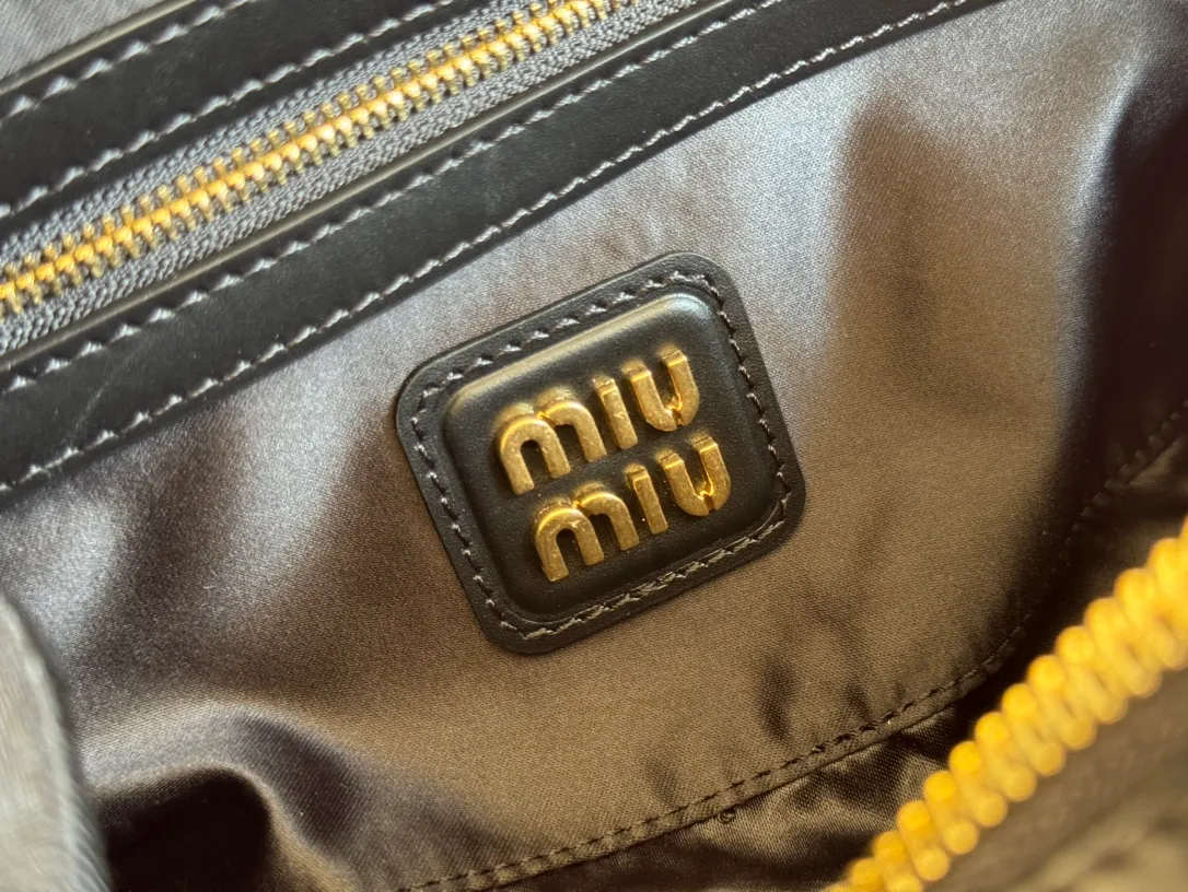 p1640💋💋💋【Full set of packaging at the counter】MIU MIU Miu Miu Caramel Bowling Upper Body Effect! Miu Miu Women's Arcadia Cowhide Handbag Crossbody Bag👝Lightly padded design makes the handbag look fuller, showing a cosmopolitan style. The letter logo, which echoes the finish of the metal hardware, straddles the line between function and decoration, giving this handbag a unique aesthetic and classic feel. Size: 22✖️10.5✖️7.5cm Style number: 5bb142g color