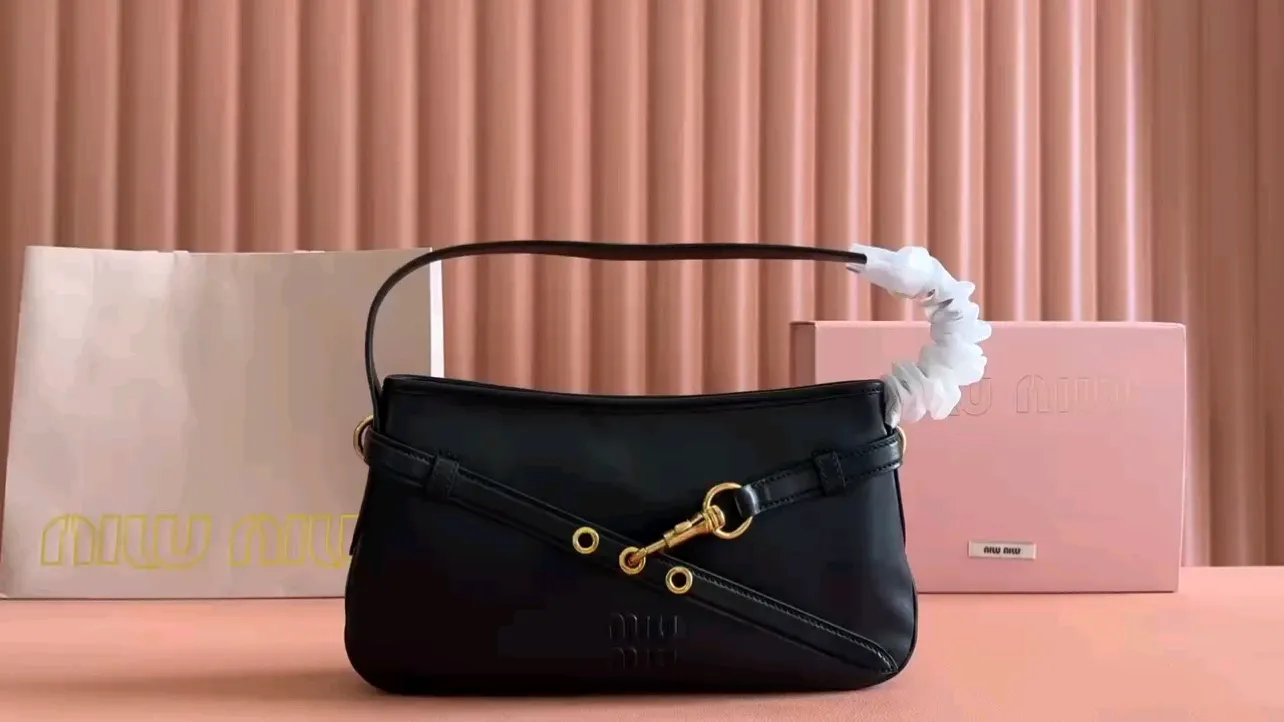💋💋💋【New Product】Miu Home👉 MiuMiu new Aventure Nappa leather handbag, heather, brown, black/original leather shipped! 🐲Model: 5BC182. Combination short video