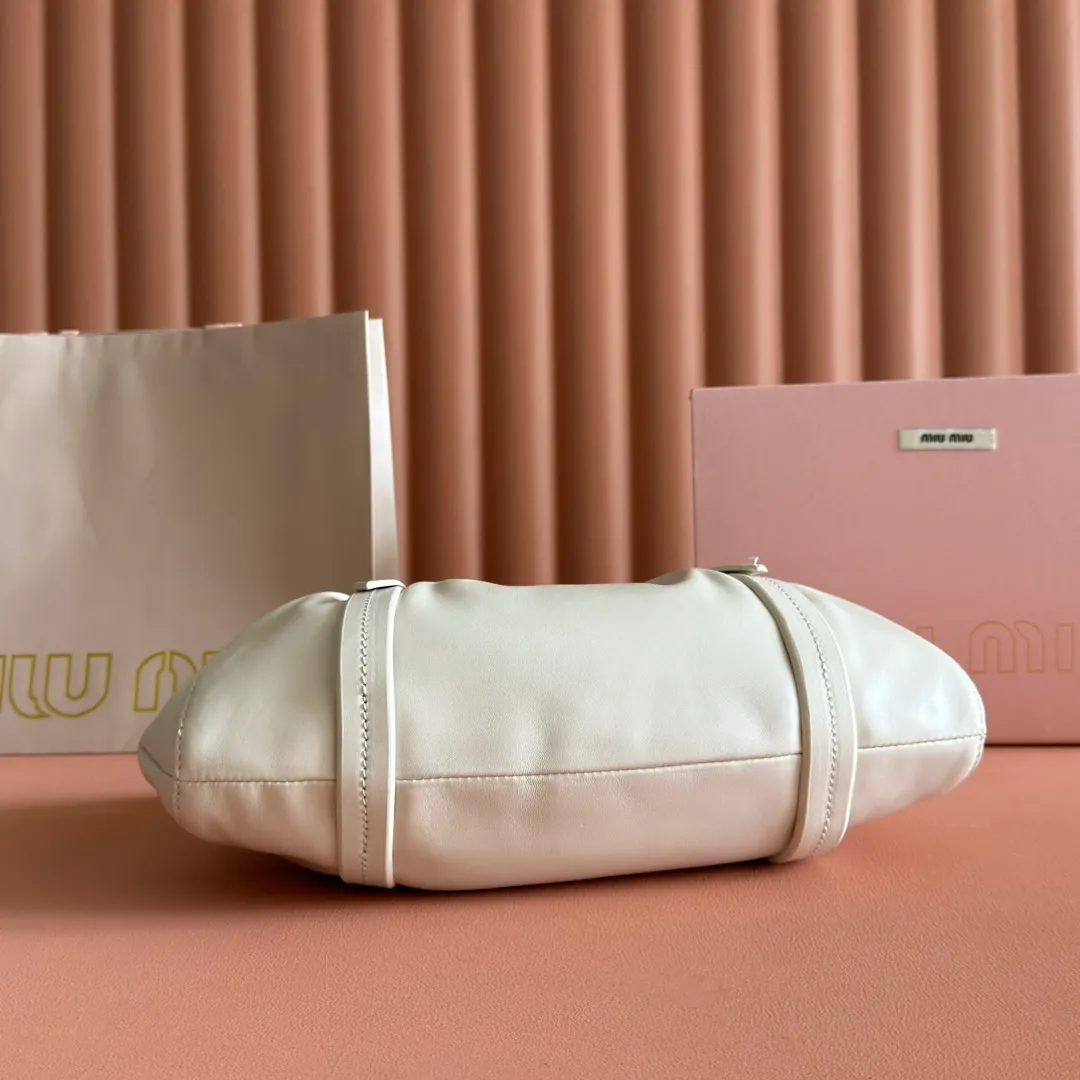 p1800💋💋💋[Full set of packaging at the counter] 5BG306 (shipped with plate-aligned oblique mouth and oil edge) MIU second-hand armpit dumpling bag, brand new soft sheepskin full of retro and nostalgic style, matched with steel aged metal hardware, the texture is high-end and elegant, the bag mouth adopts a drawstring girdle design, the fine pleated lace is three-dimensional and playful, high-end yet lazy and casual, the interior is made of new striped canvas, equipped with a zipper compartment, the unique design looks good on anyone who uses it, size 32X 16X10.5 cm