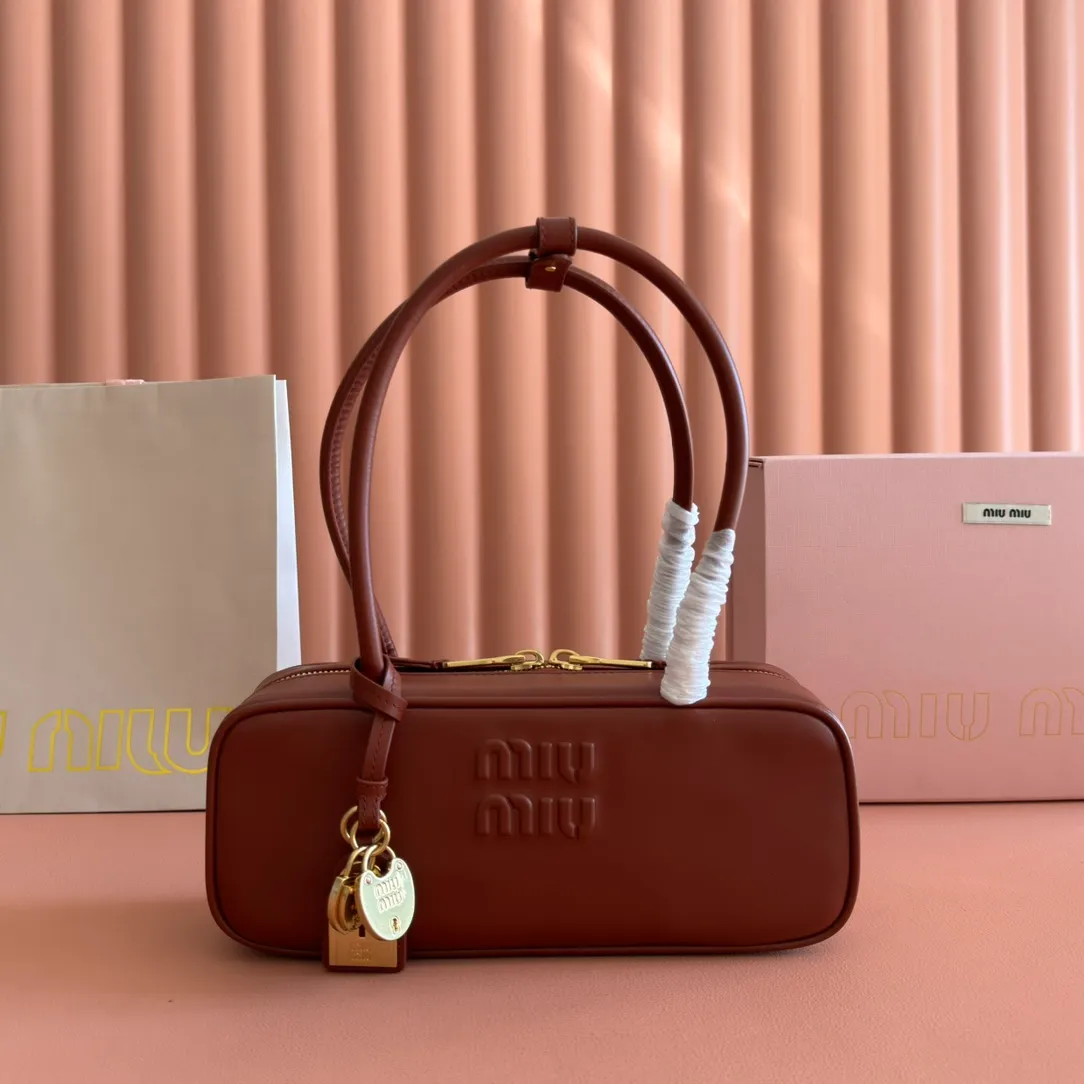 p1600💋💋💋【Full set of packaging at the counter】M’s 25ss shoulder bag 〰️ is very popular on the Internet. The super beautiful Beau handbag combines retro style with contemporary spirit, it’s really awesome! ! Made of top-grade imported calfskin, the leather is smooth, delicate and soft, and it looks nice when carried on the back. The simple design is easy to match, and the capacity can hold daily necessities. It is exquisite and compact. With unique handles and hanging details, it shows functionality and personality. Model: 5BB173. Size: 28x11.5x8cm