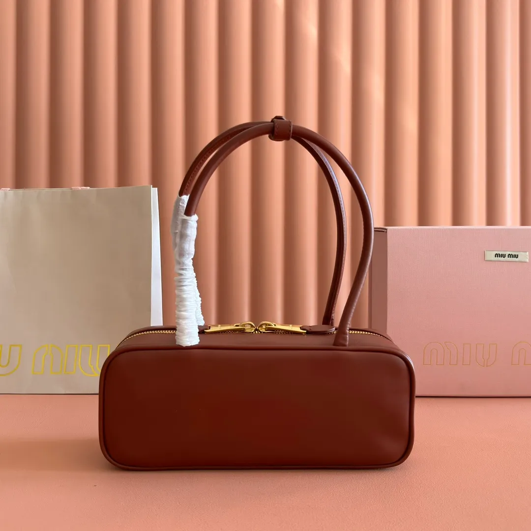 p1600💋💋💋【Full set of packaging at the counter】M’s 25ss shoulder bag 〰️ is very popular on the Internet. The super beautiful Beau handbag combines retro style with contemporary spirit, it’s really awesome! ! Made of top-grade imported calfskin, the leather is smooth, delicate and soft, and it looks nice when carried on the back. The simple design is easy to match, and the capacity can hold daily necessities. It is exquisite and compact. With unique handles and hanging details, it shows functionality and personality. Model: 5BB173. Size: 28x11.5x8cm