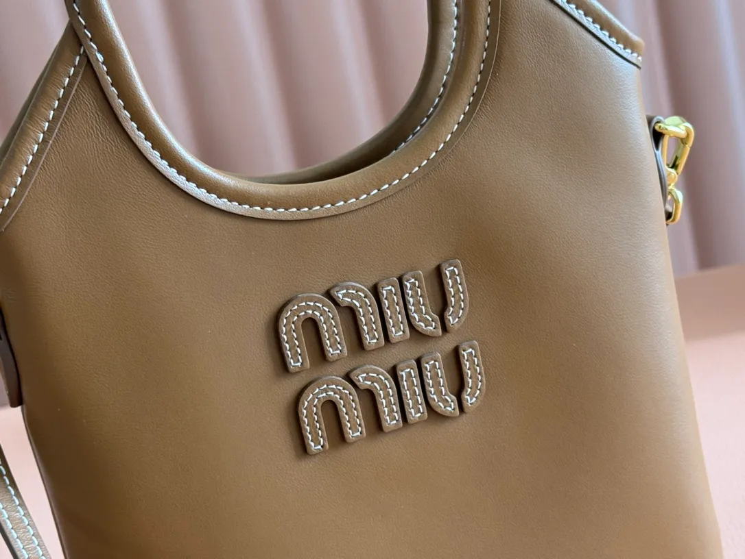 p1240💋💋💋【Equipped with full set of counter packaging and premium hardware original leather】IVY cow leather tote bag small handbag/crossbody bag~ This cowhide leather tote bag is decorated with metal details brand letter logo, showing classic style and very recognizable. Size: W20×H24cm No./5BG281