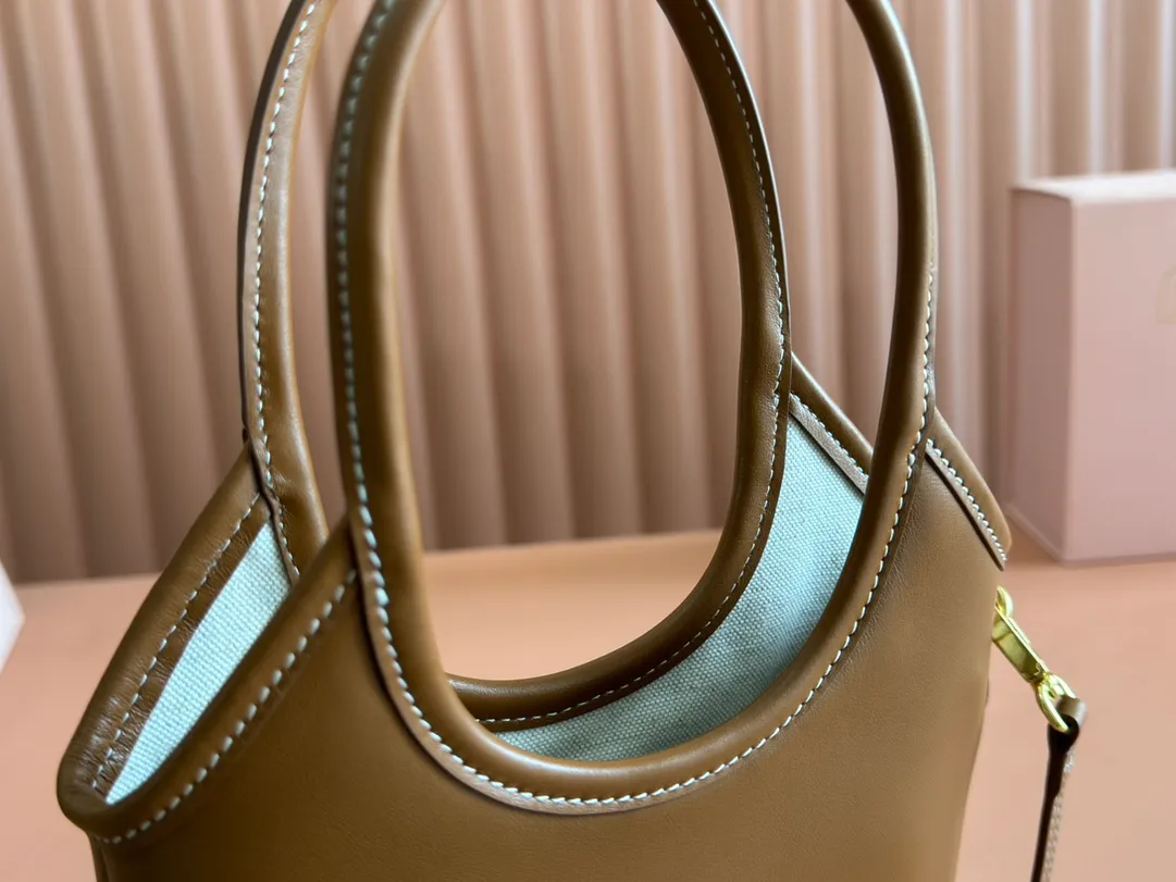 p1240💋💋💋【Equipped with full set of counter packaging and premium hardware original leather】IVY cow leather tote bag small handbag/crossbody bag~ This cowhide leather tote bag is decorated with metal details brand letter logo, showing classic style and very recognizable. Size: W20×H24cm No./5BG281