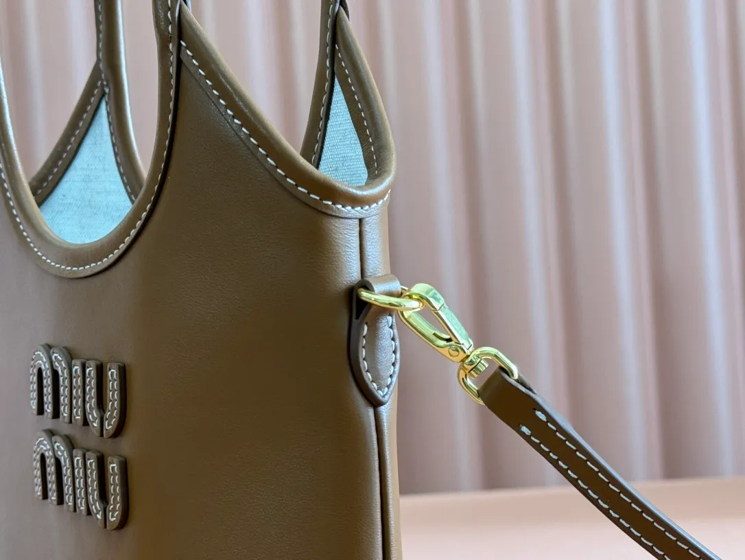p1240💋💋💋【Equipped with full set of counter packaging and premium hardware original leather】IVY cow leather tote bag small handbag/crossbody bag~ This cowhide leather tote bag is decorated with metal details brand letter logo, showing classic style and very recognizable. Size: W20×H24cm No./5BG281