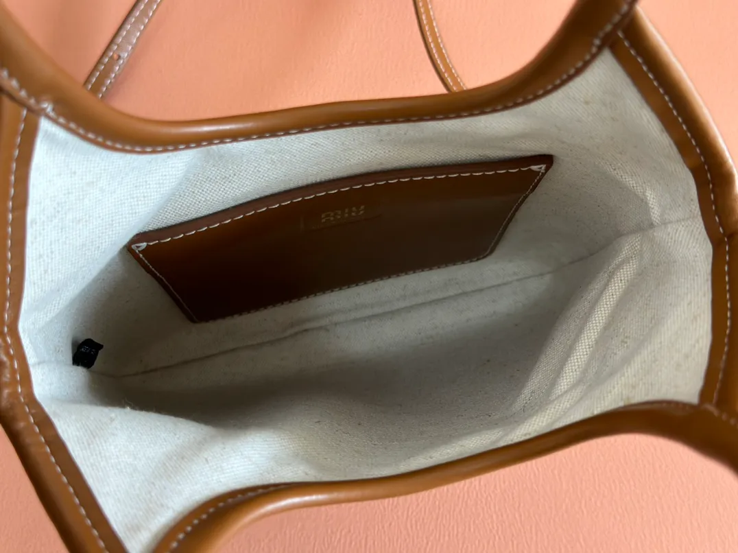 p1240💋💋💋【Equipped with full set of counter packaging and premium hardware original leather】IVY cow leather tote bag small handbag/crossbody bag~ This cowhide leather tote bag is decorated with metal details brand letter logo, showing classic style and very recognizable. Size: W20×H24cm No./5BG281