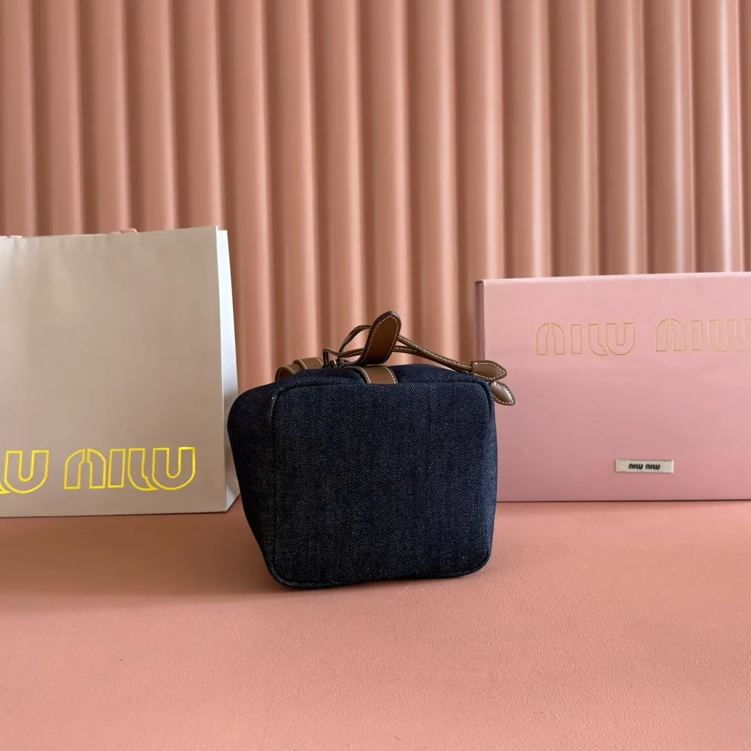 p1300💋💋💋【Full set of packaging at the counter】5BE089 Canvas Bucket Bag This canvas and leather bucket bag from Miu family is intertwined with contrasting materials and colors, highlighting its unique design features. The letter logo adds a unique personality to the design of this bag. Adjustable leather handles Gold-plated hardware Leather letter logo on front Leather drawstring closure Linen fabric lining Model: 5BE090 Dimensions: Height 16cm Width 22.5cm Length 14cm