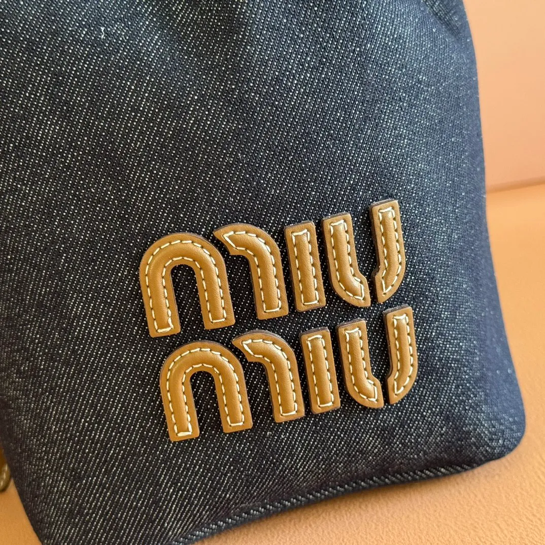 p1300💋💋💋【Full set of packaging at the counter】5BE089 Canvas Bucket Bag This canvas and leather bucket bag from Miu family is intertwined with contrasting materials and colors, highlighting its unique design features. The letter logo adds a unique personality to the design of this bag. Adjustable leather handles Gold-plated hardware Leather letter logo on front Leather drawstring closure Linen fabric lining Model: 5BE090 Dimensions: Height 16cm Width 22.5cm Length 14cm