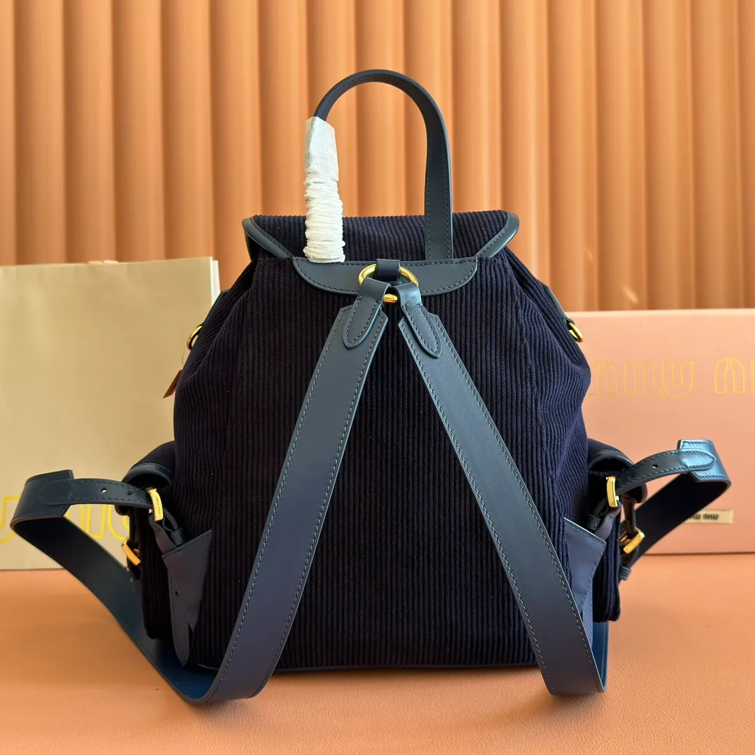 p1700. 💋💋💋【Configured with full package at counter】MIU Home new product college style backpack, the perfect combination of canvas and imported calfskin, thick wear-resistant linen blend lining, adopts a casual design style, fashionable, simple and advanced, combined with exquisite handcrafts, adding multiple pockets for storage, the shoulder strap and hand bag can be freely converted, which is a great convenience Improved practicality, it is simply a tool for dressing. It can be worn with jeans, shirts or various casual sportswear. It is a very good item to wear, especially the capacity is large enough and it is light and easy to use. I highly recommend it. Model: 5bz042, size 29.5x25x12.5cm
