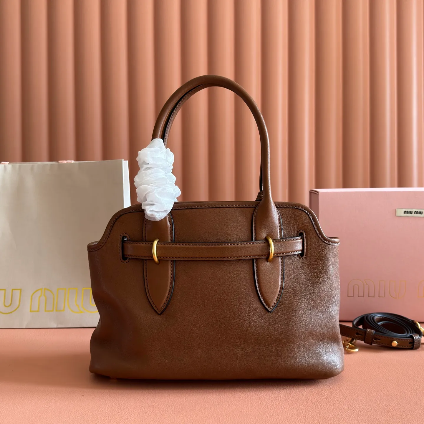 p1700💋💋💋【Configured with full counter packaging】Aventure bags show simple and casual charm. Reinterpreting classic lines, this soft Nappa variant displays a versatile and practical attitude, enhanced by refined and exclusive details. The adventure nappa leather handbag is inspired by the MIU archive design. The structure has been adjusted to make it lighter and has a new personality. It is decorated with an embossed letter logo to add a signature element. Antique gold hardware, linen blend lining, zipper pocket and patch pocket, long wrist suitable for use as a handbag or shoulder, 5ba292 size 22X 30X10cm