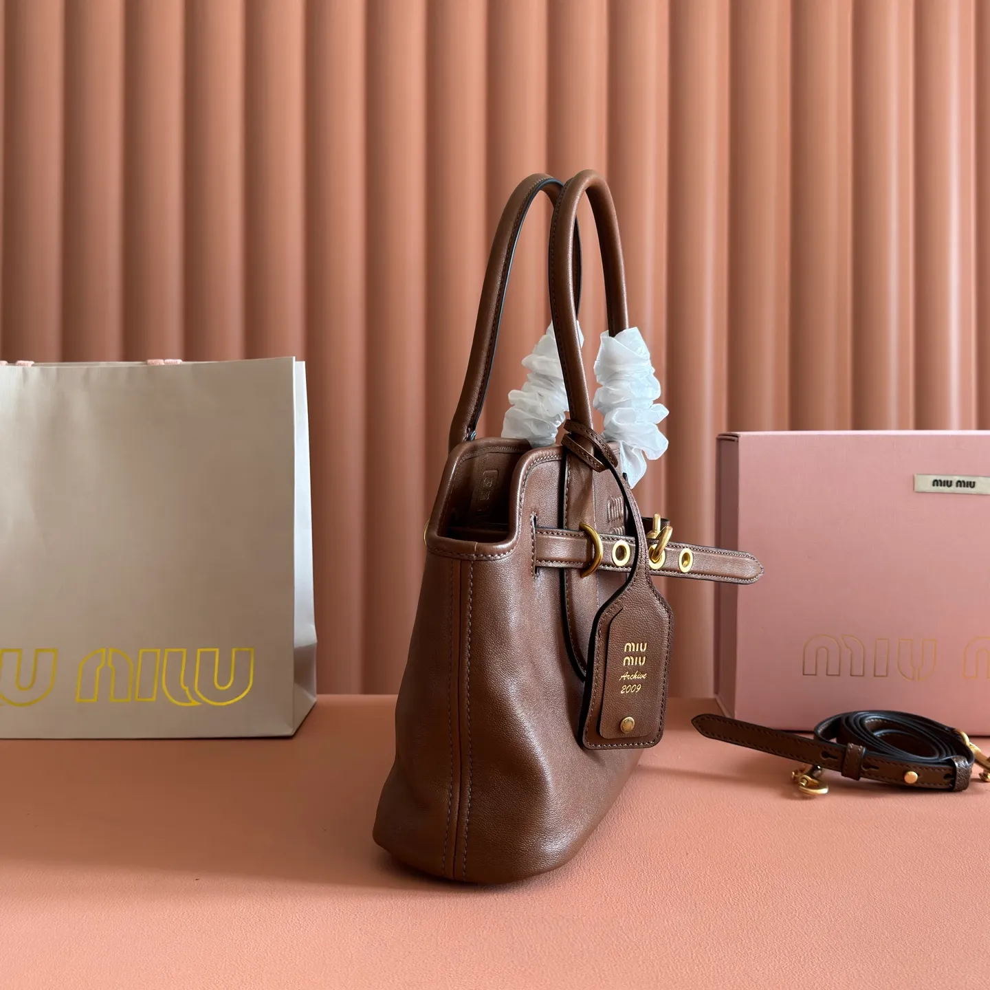 p1700💋💋💋【Configured with full counter packaging】Aventure bags show simple and casual charm. Reinterpreting classic lines, this soft Nappa variant displays a versatile and practical attitude, enhanced by refined and exclusive details. The adventure nappa leather handbag is inspired by the MIU archive design. The structure has been adjusted to make it lighter and has a new personality. It is decorated with an embossed letter logo to add a signature element. Antique gold hardware, linen blend lining, zipper pocket and patch pocket, long wrist suitable for use as a handbag or shoulder, 5ba292 size 22X 30X10cm