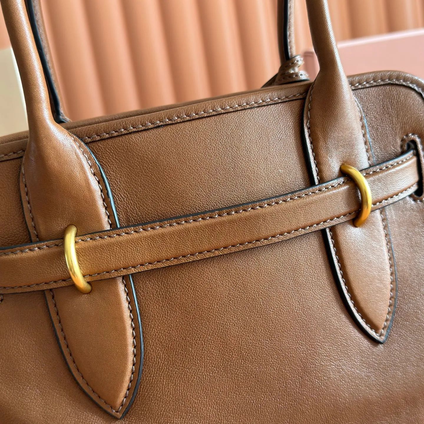 p1700💋💋💋【Configured with full counter packaging】Aventure bags show simple and casual charm. Reinterpreting classic lines, this soft Nappa variant displays a versatile and practical attitude, enhanced by refined and exclusive details. The adventure nappa leather handbag is inspired by the MIU archive design. The structure has been adjusted to make it lighter and has a new personality. It is decorated with an embossed letter logo to add a signature element. Antique gold hardware, linen blend lining, zipper pocket and patch pocket, long wrist suitable for use as a handbag or shoulder, 5ba292 size 22X 30X10cm