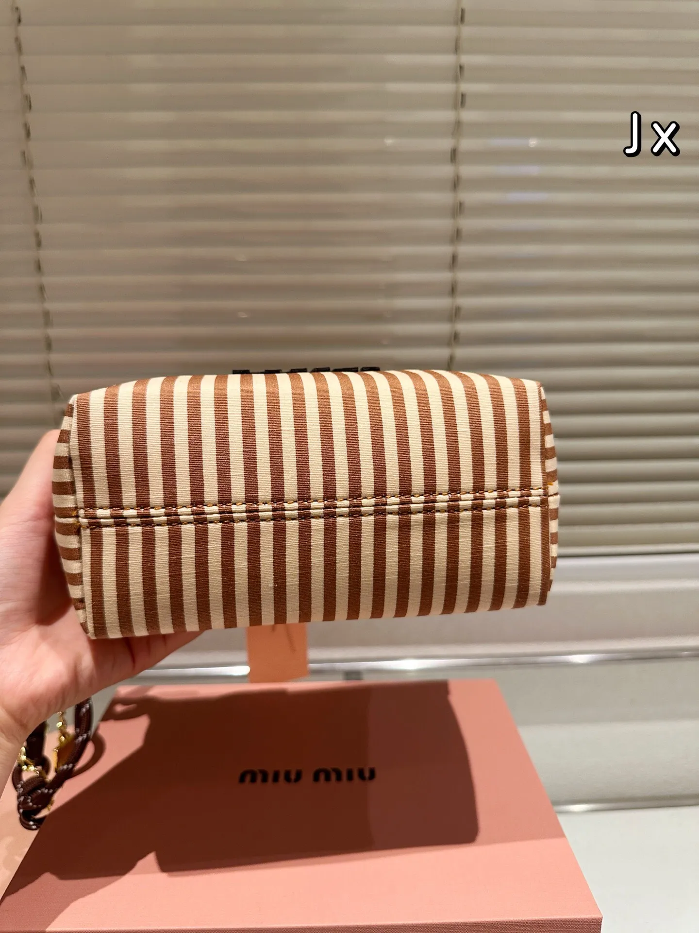 All categories Official website "Brand Women's Bags" Women's Bags 💙 miumiu 2025 new miumiu lunch box bag