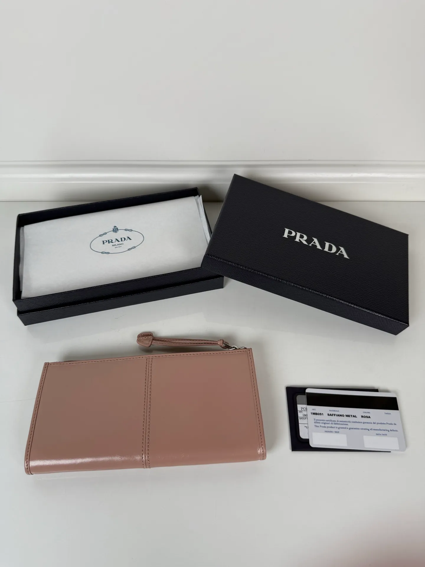 💰520, P Home ➡️Unisex pouch bag, this pouch is simple and exquisite, made of imported wax leather, with triangular metal logo and zipper closure. Model: 1MB051, size 20cm*10cm, 2 card slots, 1 leather lining