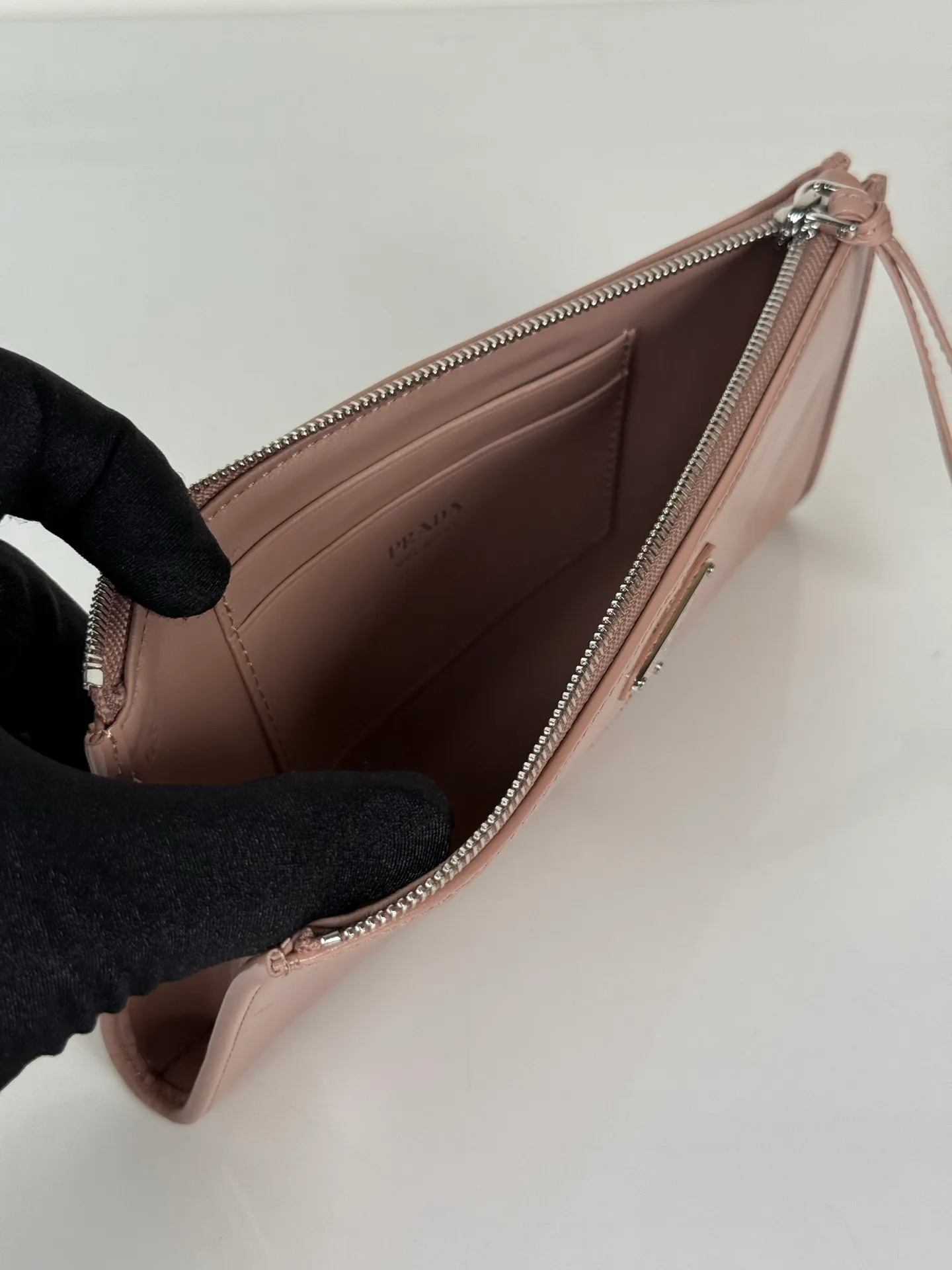 💰520, P Home ➡️Unisex pouch bag, this pouch is simple and exquisite, made of imported wax leather, with triangular metal logo and zipper closure. Model: 1MB051, size 20cm*10cm, 2 card slots, 1 leather lining