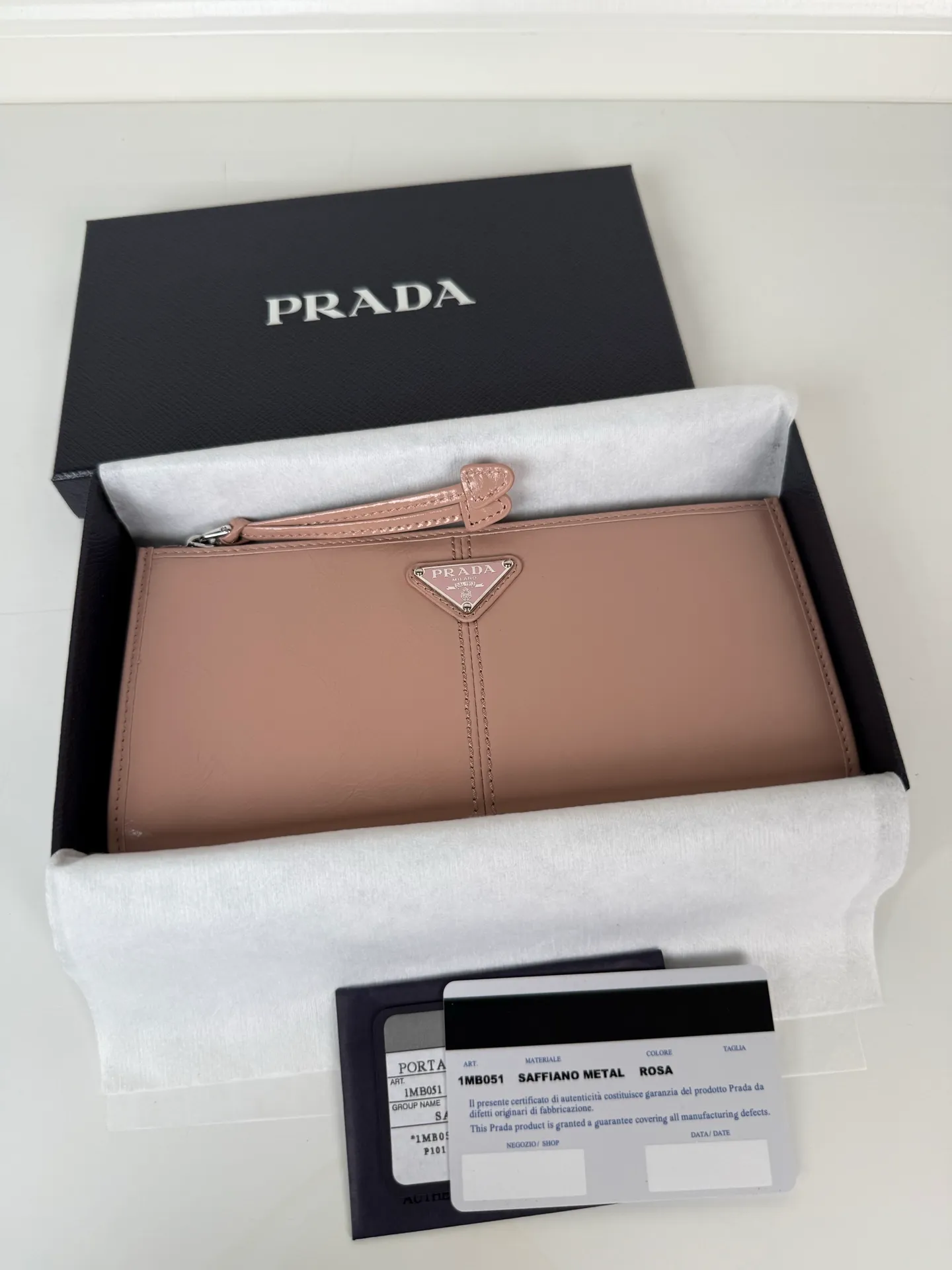 💰520, P Home ➡️Unisex pouch bag, this pouch is simple and exquisite, made of imported wax leather, with triangular metal logo and zipper closure. Model: 1MB051, size 20cm*10cm, 2 card slots, 1 leather lining