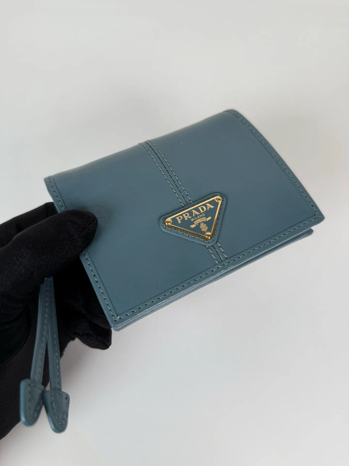 💰480, P Home ➡️Women's two-fold short clip, model 1M0204, blue waxed cowhide, length 11.2 height 9.5cm, simple and practical to enhance personal taste, 175 steel stamp