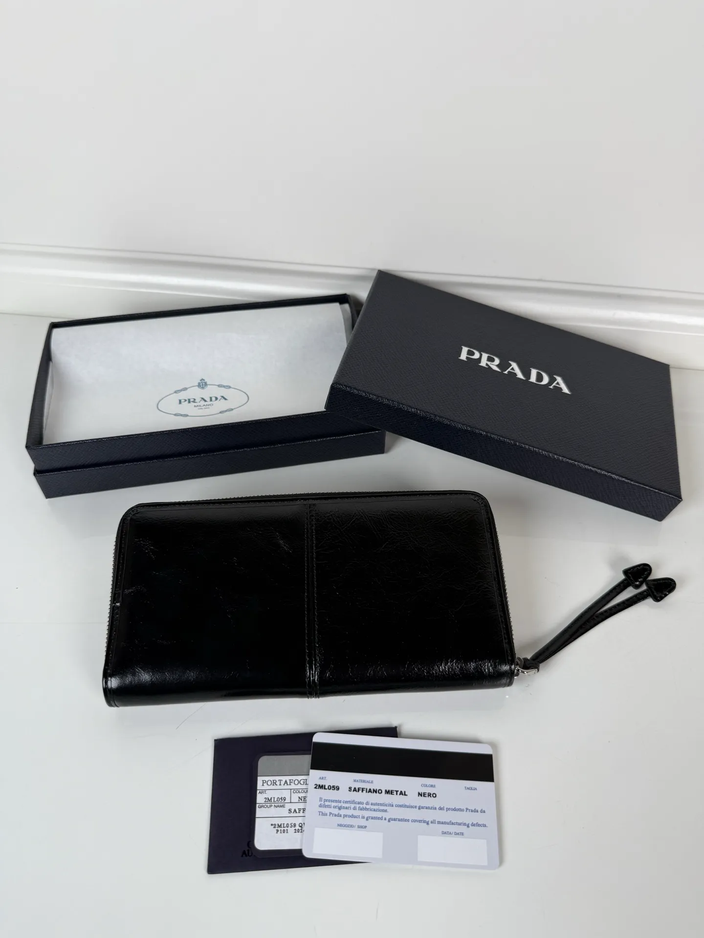 💰600, P Home ➡️ Men's zipper bag in black waxed leather, triangular silver hardware label, yuan quality, model 2ML059, made of imported waxed cowhide, size 20cm×10.3cm, 175 OEM