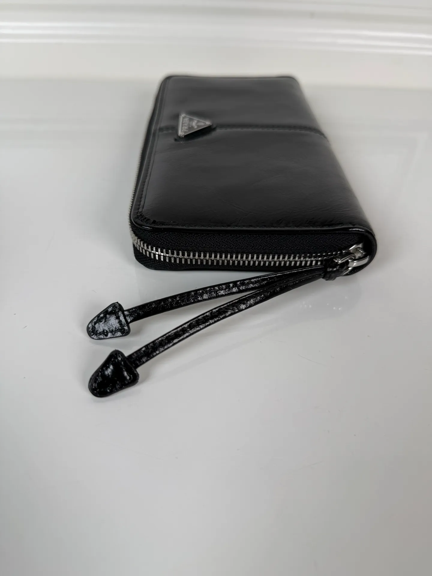 💰600, P Home ➡️ Men's zipper bag in black waxed leather, triangular silver hardware label, yuan quality, model 2ML059, made of imported waxed cowhide, size 20cm×10.3cm, 175 OEM