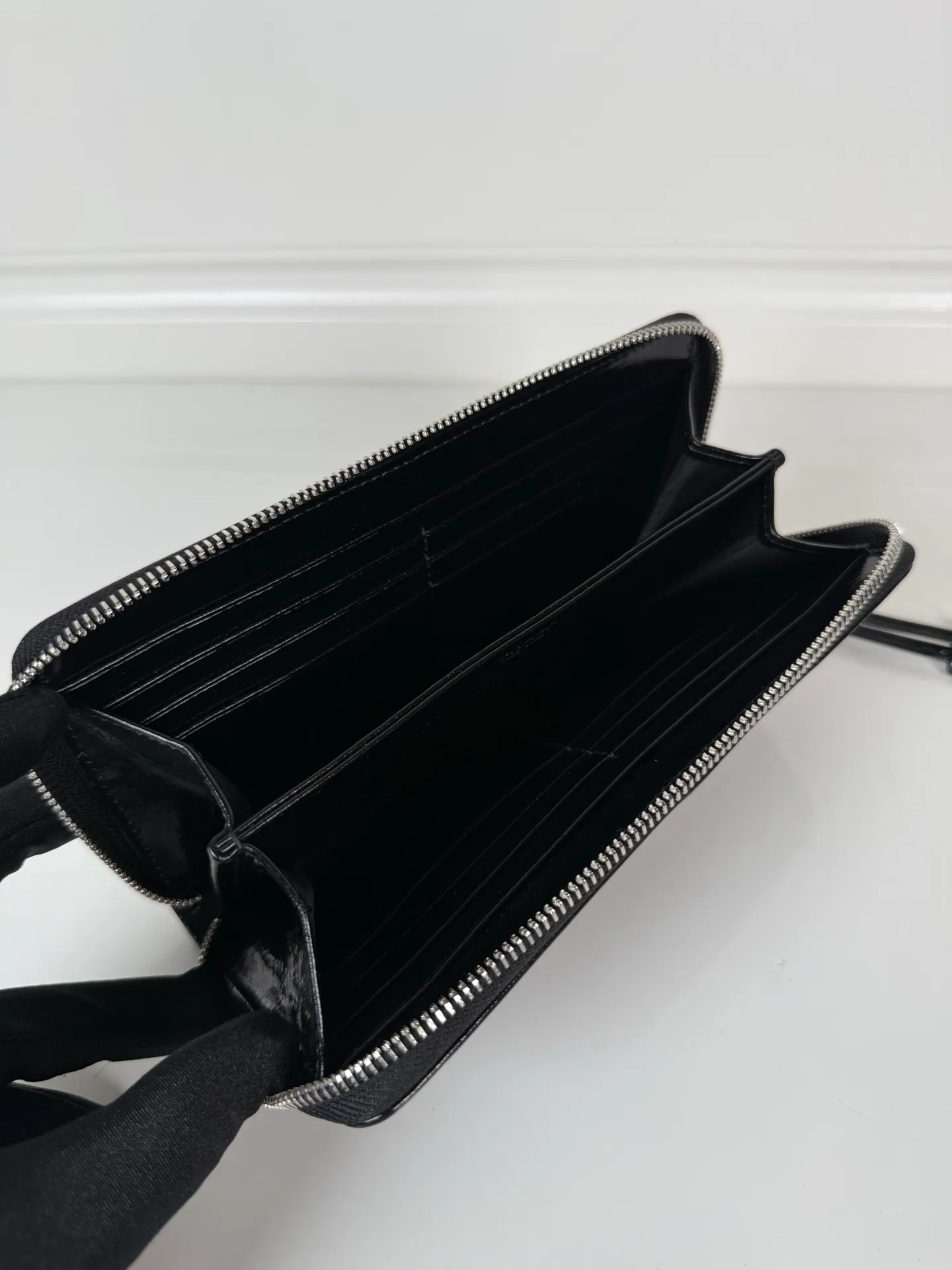 💰600, P Home ➡️ Men's zipper bag in black waxed leather, triangular silver hardware label, yuan quality, model 2ML059, made of imported waxed cowhide, size 20cm×10.3cm, 175 OEM
