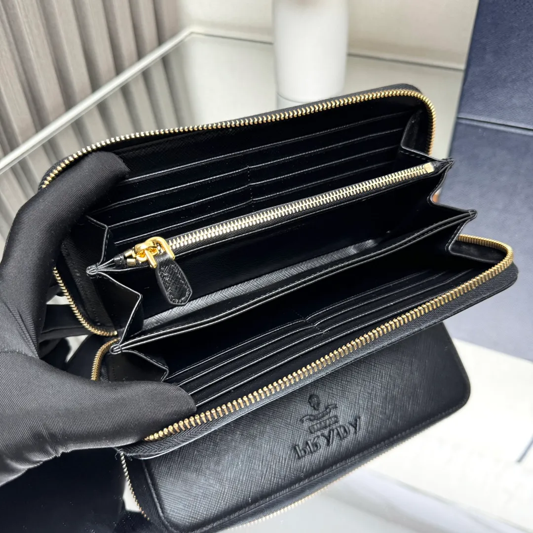P600 [Top original order] PRADA's new single zipper wallet💼The latest counter with the same color logo, classic, simple and fashionable, official website synchronization, genuine development, model 1ML506, color: sapphire blue/same color logo, inner code 224 OEM code💋 Top Italian original single cross-grain cowhide texture is excellent, imported thread lining, imported same color hardware logo accessories! The exquisite wiring is even and neat, the workmanship is exquisite, and the quality is comparable to the original product🏅️🏅️🏅️Dimensions: 20cm long and 10.3cm high