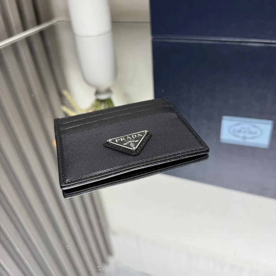 P340 [Top original order] PRADA's new card holder💼Model 2MC025, internal code 164 OEM code💋 The exquisite and elegant Saffiano leather and practical and innovative regenerated nylon (Re-Nylon) are cleverly integrated, highlighting the charm of two classic Prada materials, giving this card holder a simple and personalized style. Featuring 6 card slots, 1 internal pocket and decorated with an enameled triangle metal logo. 🏅️🏅️🏅️Size: length 10cm*height 8cm