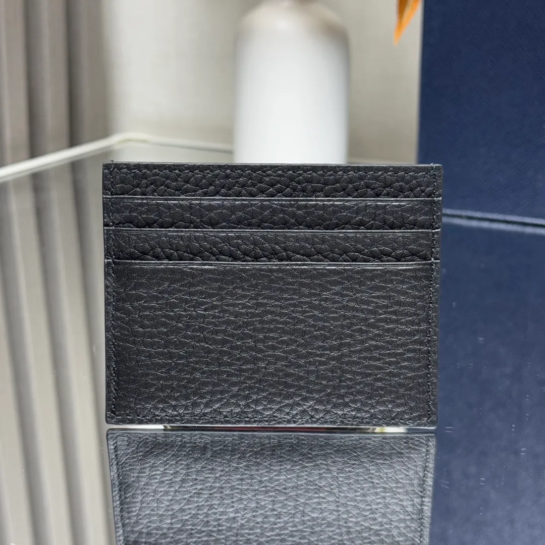 P340 [Top original order] PRADA's new card holder💼Model 2MC025, internal code 164 OEM code💋 This leather card holder has 6 card slots and a practical inner pocket, with a simple and exquisite design. The enameled triangular metal logo highlights the brand's classic character. 🏅️🏅️🏅️Size: length 10cm*height 8cm