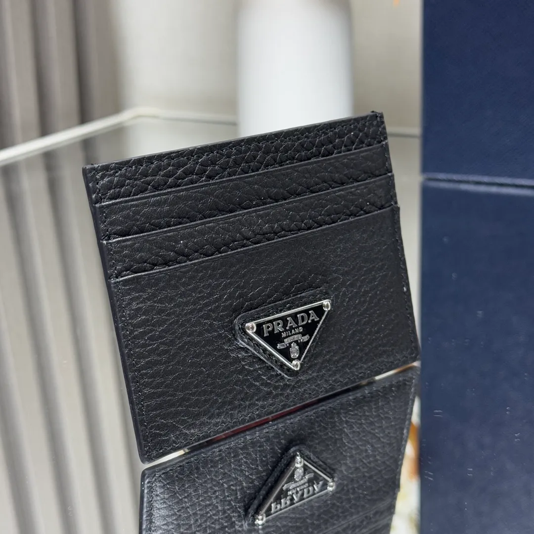 P340 [Top original order] PRADA's new card holder💼Model 2MC025, internal code 164 OEM code💋 This leather card holder has 6 card slots and a practical inner pocket, with a simple and exquisite design. The enameled triangular metal logo highlights the brand's classic character. 🏅️🏅️🏅️Size: length 10cm*height 8cm