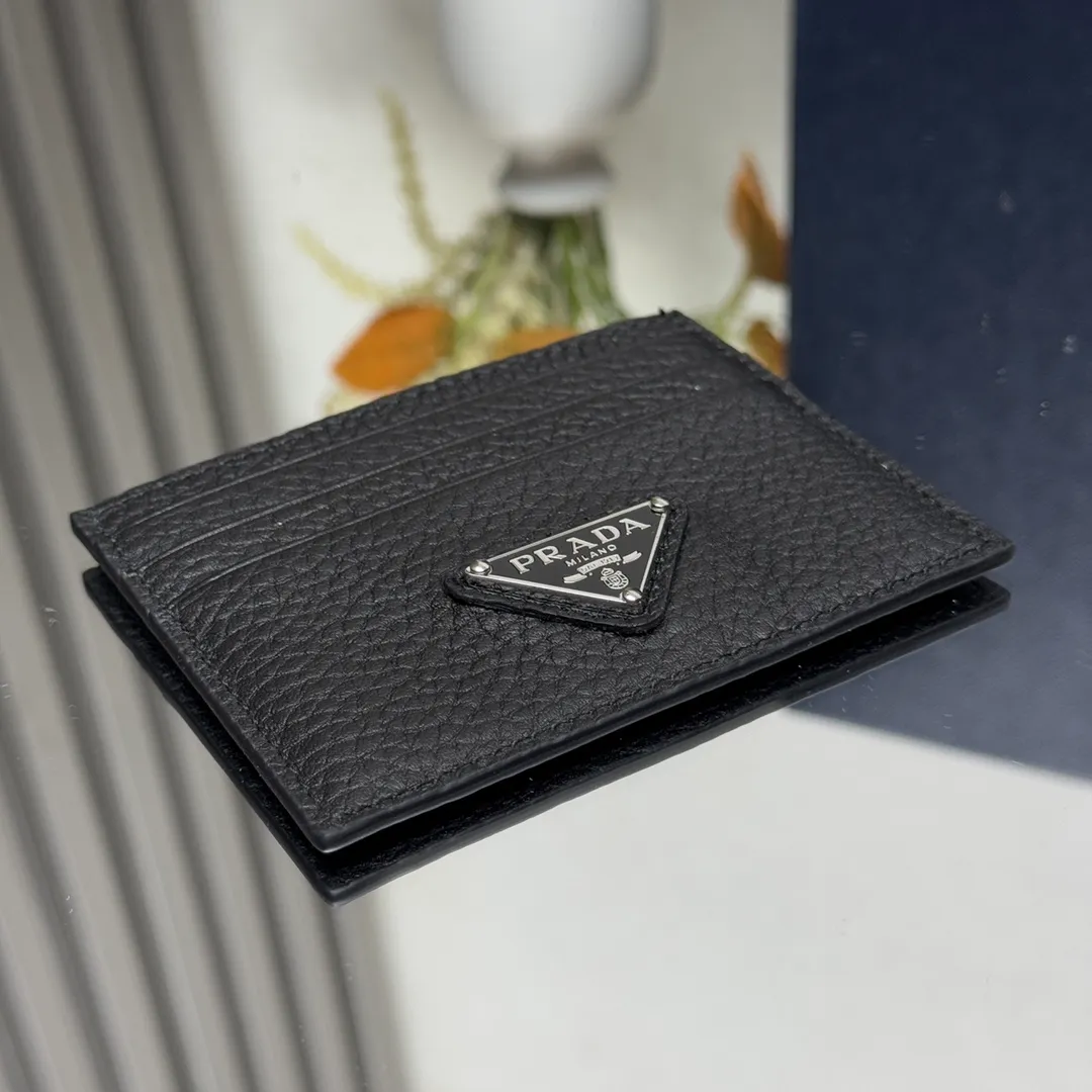 P340 [Top original order] PRADA's new card holder💼Model 2MC025, internal code 164 OEM code💋 This leather card holder has 6 card slots and a practical inner pocket, with a simple and exquisite design. The enameled triangular metal logo highlights the brand's classic character. 🏅️🏅️🏅️Size: length 10cm*height 8cm