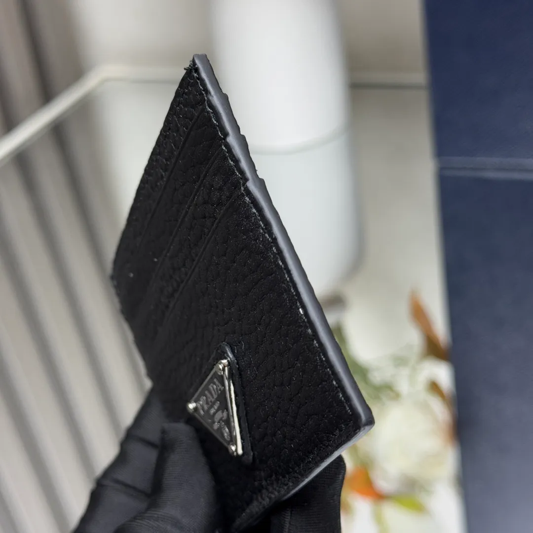 P340 [Top original order] PRADA's new card holder💼Model 2MC025, internal code 164 OEM code💋 This leather card holder has 6 card slots and a practical inner pocket, with a simple and exquisite design. The enameled triangular metal logo highlights the brand's classic character. 🏅️🏅️🏅️Size: length 10cm*height 8cm
