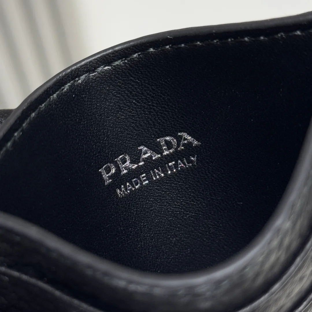 P340 [Top original order] PRADA's new card holder💼Model 2MC025, internal code 164 OEM code💋 This leather card holder has 6 card slots and a practical inner pocket, with a simple and exquisite design. The enameled triangular metal logo highlights the brand's classic character. 🏅️🏅️🏅️Size: length 10cm*height 8cm