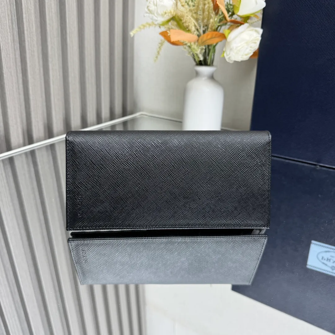 P480 [Top original order] PRADA suit clip wallet 💼Classic, model 2MV836, internal code 164 OEM code 💋 The characteristic of this long wallet is that it is made of Saffiano leather and is decorated with an enameled triangle logo on the front. Open slightly to reveal 1 zippered pocket, fabric lining and 13 card pockets. One banknote compartment, one zipper bag, four ID pockets, thirteen card pockets🏅️🏅️🏅️Dimensions: length 19cm, height 9.5cm