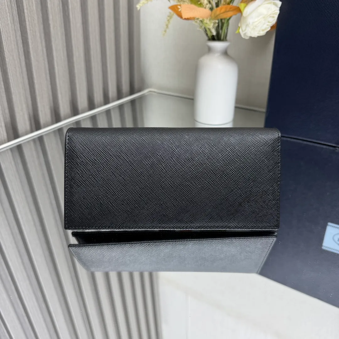 P480 [Top original order] PRADA suit clip wallet 💼Classic, model 2MV836, internal code 164 OEM code 💋 The characteristic of this long wallet is that it is made of Saffiano leather and is decorated with an enameled triangle logo on the front. Open slightly to reveal 1 zippered pocket, fabric lining and 13 card pockets. One banknote compartment, one zipper bag, four ID pockets, thirteen card pockets🏅️🏅️🏅️Dimensions: length 19cm, height 9.5cm