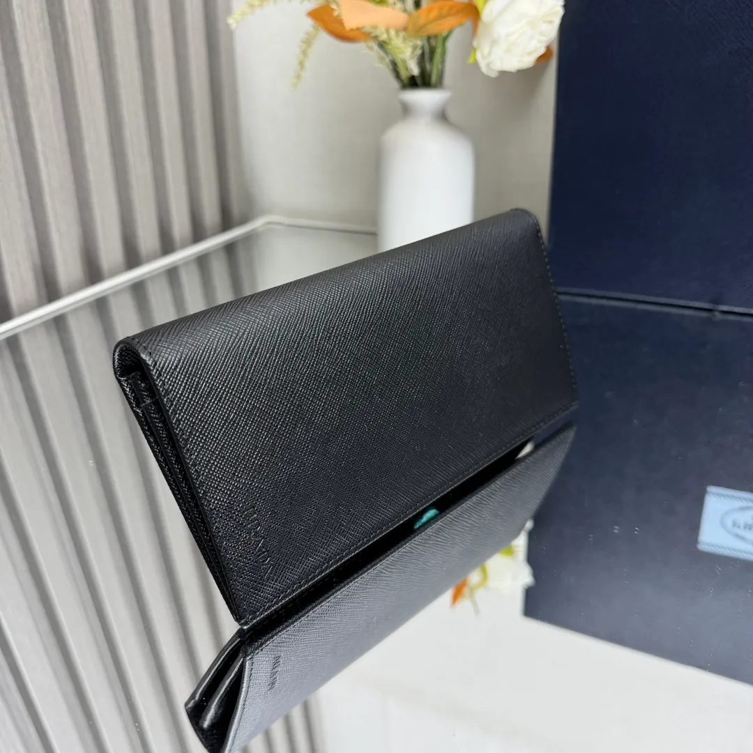 P480 [Top original order] PRADA suit clip wallet 💼Classic, model 2MV836, internal code 164 OEM code 💋 The characteristic of this long wallet is that it is made of Saffiano leather and is decorated with an enameled triangle logo on the front. Open slightly to reveal 1 zippered pocket, fabric lining and 13 card pockets. One banknote compartment, one zipper bag, four ID pockets, thirteen card pockets🏅️🏅️🏅️Dimensions: length 19cm, height 9.5cm