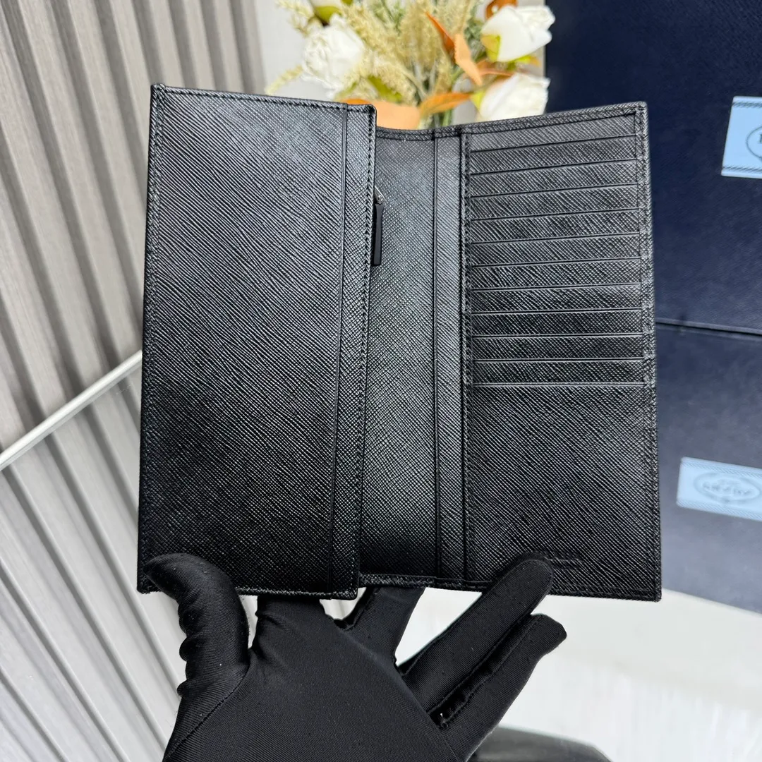 P480 [Top original order] PRADA suit clip wallet 💼Classic, model 2MV836, internal code 164 OEM code 💋 The characteristic of this long wallet is that it is made of Saffiano leather and is decorated with an enameled triangle logo on the front. Open slightly to reveal 1 zippered pocket, fabric lining and 13 card pockets. One banknote compartment, one zipper bag, four ID pockets, thirteen card pockets🏅️🏅️🏅️Dimensions: length 19cm, height 9.5cm
