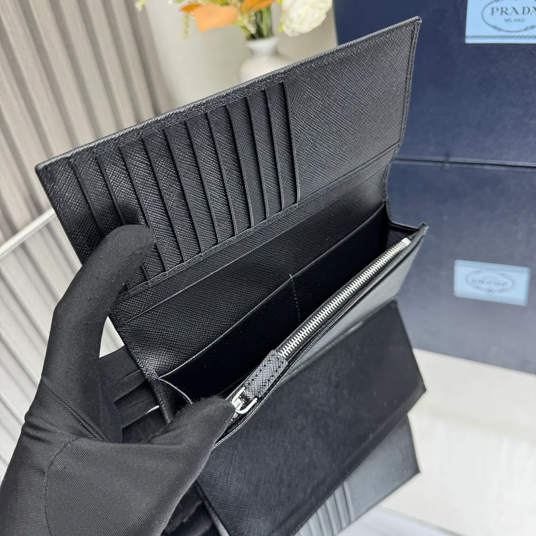 P480 [Top original order] PRADA suit clip wallet 💼Classic, model 2MV836, internal code 164 OEM code 💋 The characteristic of this long wallet is that it is made of Saffiano leather and is decorated with an enameled triangle logo on the front. Open slightly to reveal 1 zippered pocket, fabric lining and 13 card pockets. One banknote compartment, one zipper bag, four ID pockets, thirteen card pockets🏅️🏅️🏅️Dimensions: length 19cm, height 9.5cm