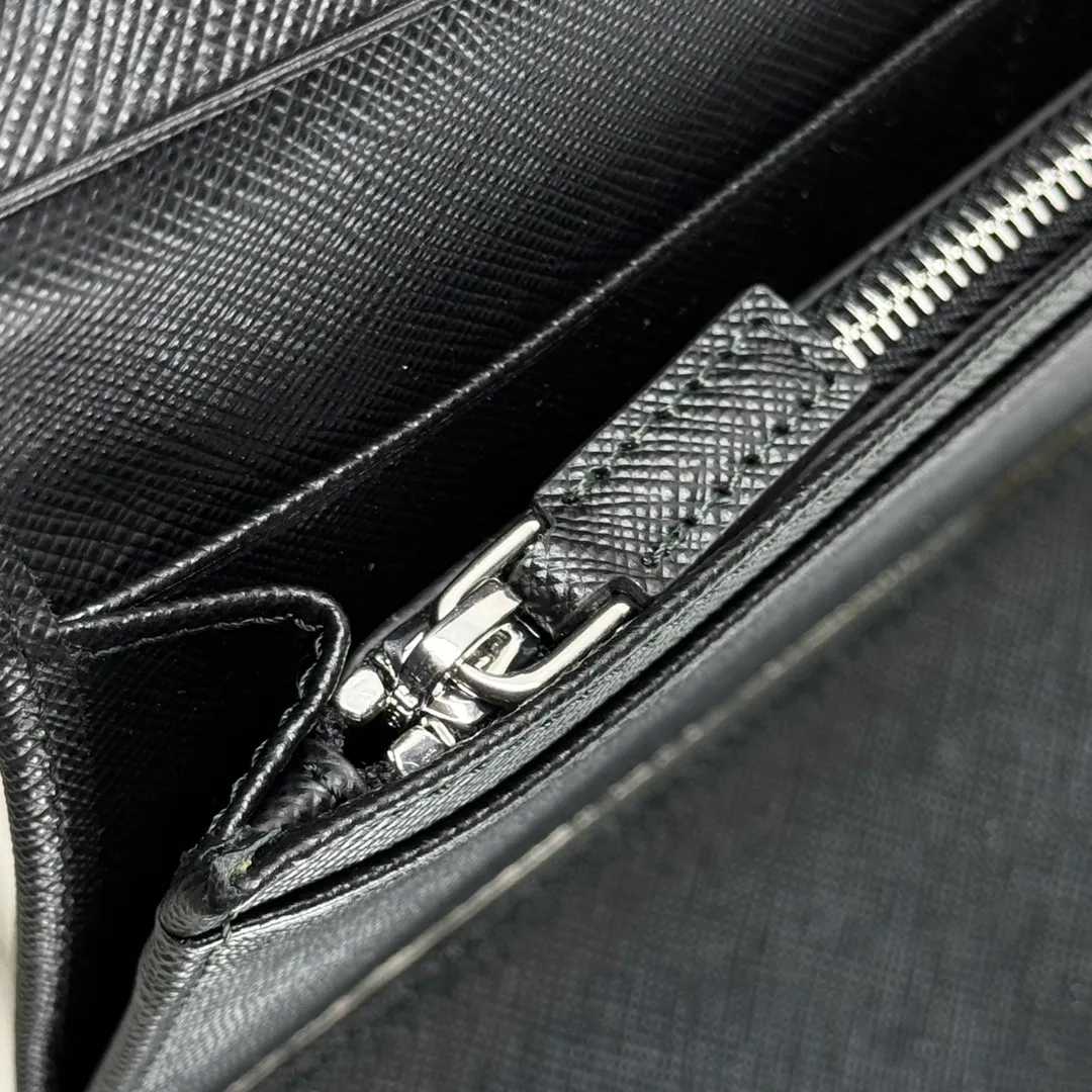 P480 [Top original order] PRADA suit clip wallet 💼Classic, model 2MV836, internal code 164 OEM code 💋 The characteristic of this long wallet is that it is made of Saffiano leather and is decorated with an enameled triangle logo on the front. Open slightly to reveal 1 zippered pocket, fabric lining and 13 card pockets. One banknote compartment, one zipper bag, four ID pockets, thirteen card pockets🏅️🏅️🏅️Dimensions: length 19cm, height 9.5cm