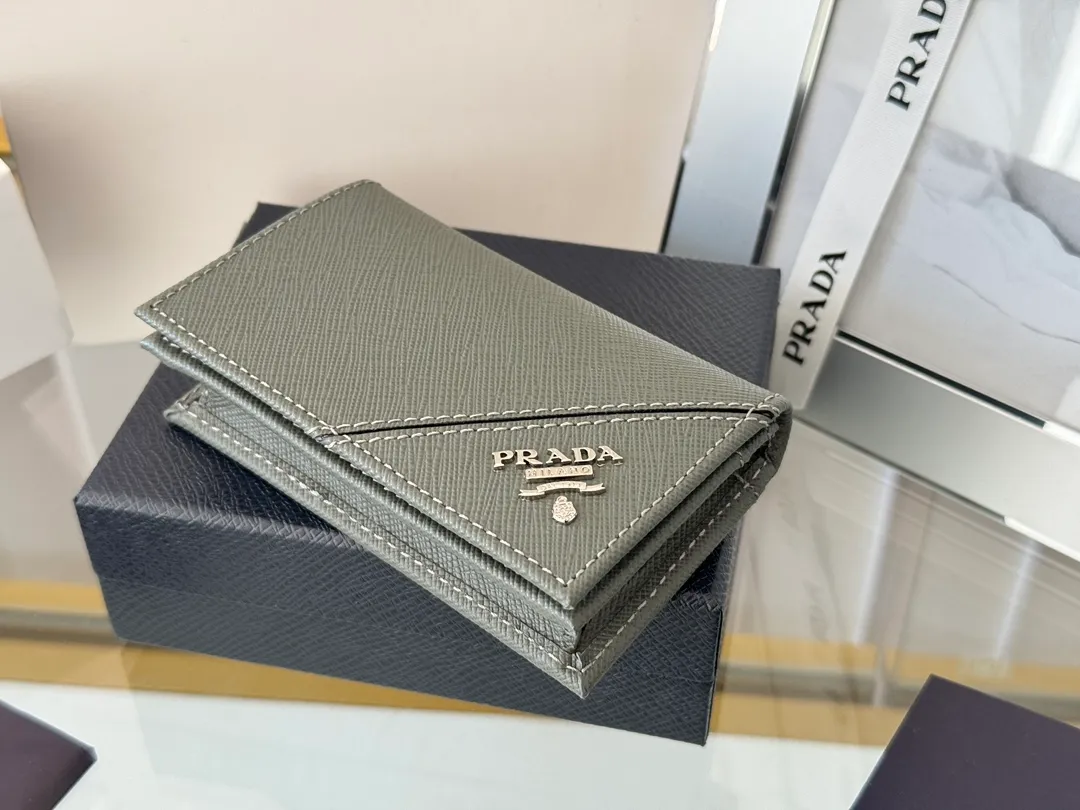 Prada classic card holder, model 1MC122, made of cross-grain cowhide, size 6.5×2.5×11cm, adopts snap button opening and closing design, and has two slots for cards or receipts. This exquisite card holder is small and convenient, with sufficient capacity. It can be placed in the bag for easy storage. It can also be used to make separate items when going out every day. Hot 🔥Hot-selling item, taken in kind, what you see is what you get