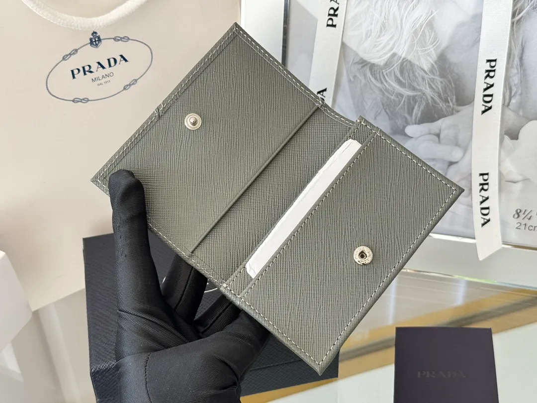Prada classic card holder, model 1MC122, made of cross-grain cowhide, size 6.5×2.5×11cm, adopts snap button opening and closing design, and has two slots for cards or receipts. This exquisite card holder is small and convenient, with sufficient capacity. It can be placed in the bag for easy storage. It can also be used to make separate items when going out every day. Hot 🔥Hot-selling item, taken in kind, what you see is what you get