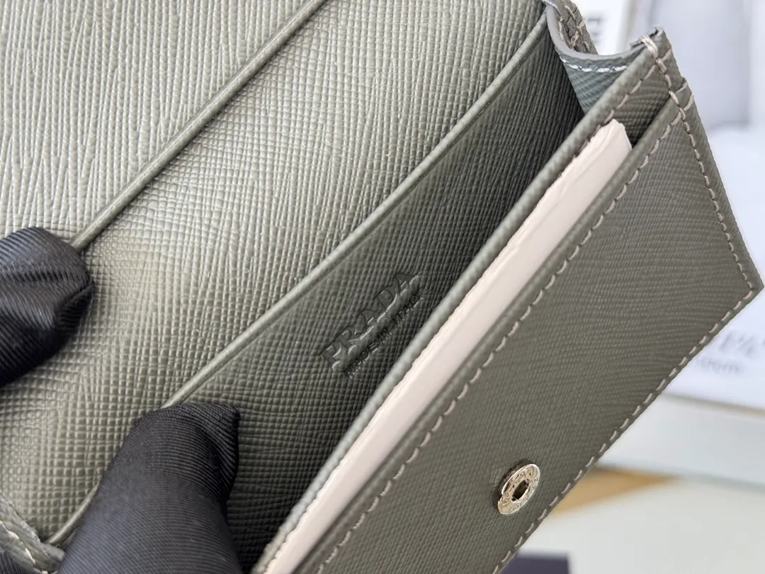 Prada classic card holder, model 1MC122, made of cross-grain cowhide, size 6.5×2.5×11cm, adopts snap button opening and closing design, and has two slots for cards or receipts. This exquisite card holder is small and convenient, with sufficient capacity. It can be placed in the bag for easy storage. It can also be used to make separate items when going out every day. Hot 🔥Hot-selling item, taken in kind, what you see is what you get