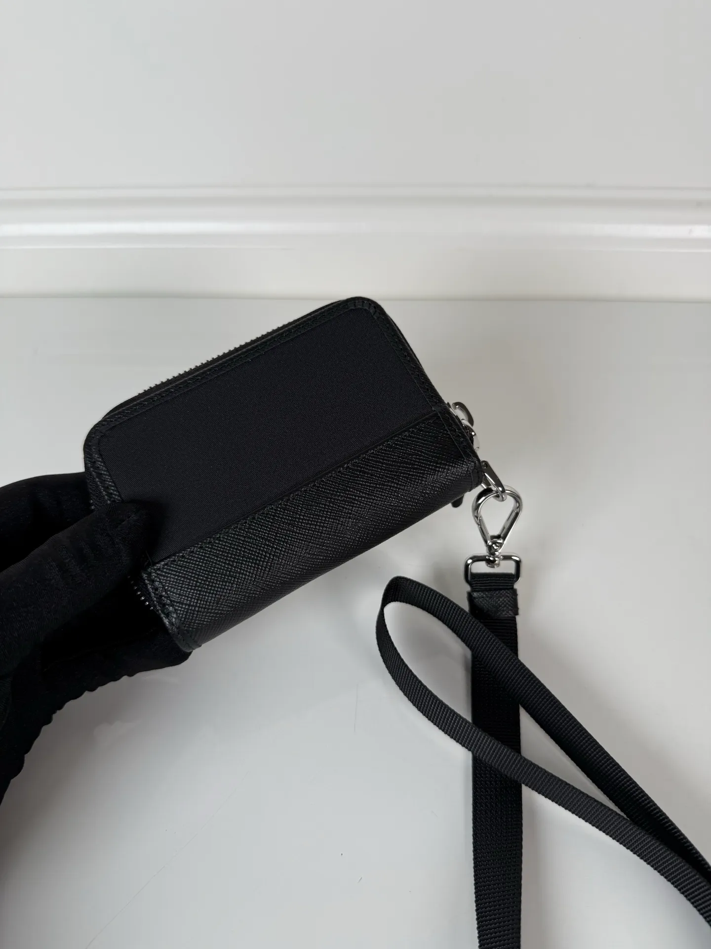💰440, P Home ➡️Deerskin card holder for men and women, model 2MR039, classic and practical zipper design, 2 pleated card slots inside, 1 inner bag, detachable neck strap, convenient for sorting and storage, perfect for going out alone with your mobile phone in summer or putting it in a small bag, size 11×7.5cm, original quality, your best choice