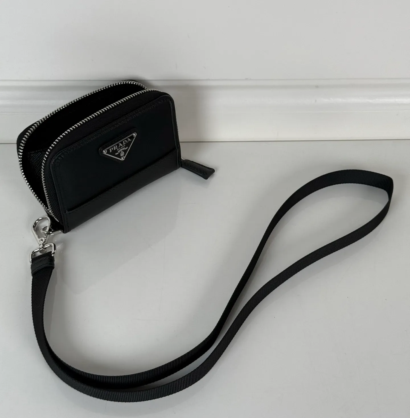 💰440, P Home ➡️Deerskin card holder for men and women, model 2MR039, classic and practical zipper design, 2 pleated card slots inside, 1 inner bag, detachable neck strap, convenient for sorting and storage, perfect for going out alone with your mobile phone in summer or putting it in a small bag, size 11×7.5cm, original quality, your best choice