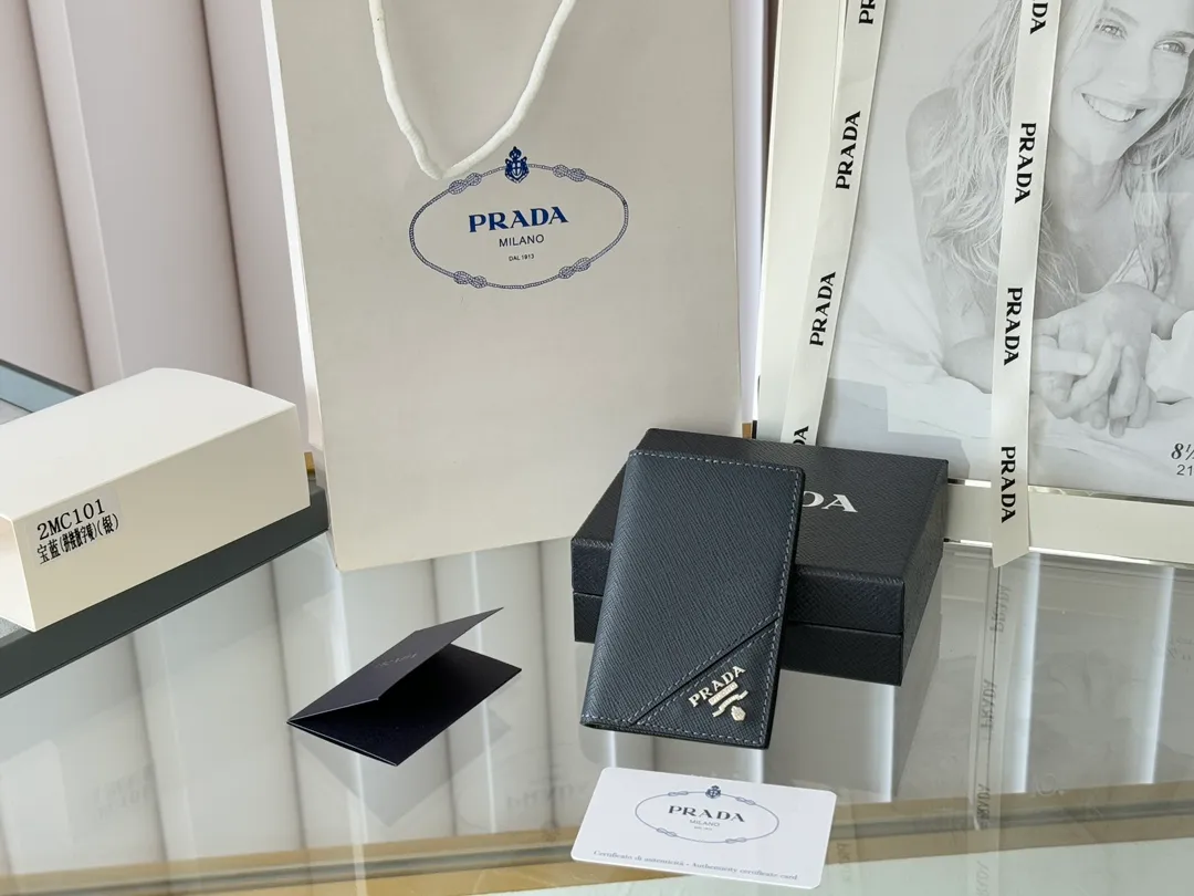 Prada cross pattern unisex card holder, can be placed in pockets, bags, and can be held in the hand. Made of cross pattern imported calfskin, pocket card holder, can hold change, 6 card slots, simple, elegant and fashionable. Model 2MC101, color as shown in the picture, size 11×7cm, original quality