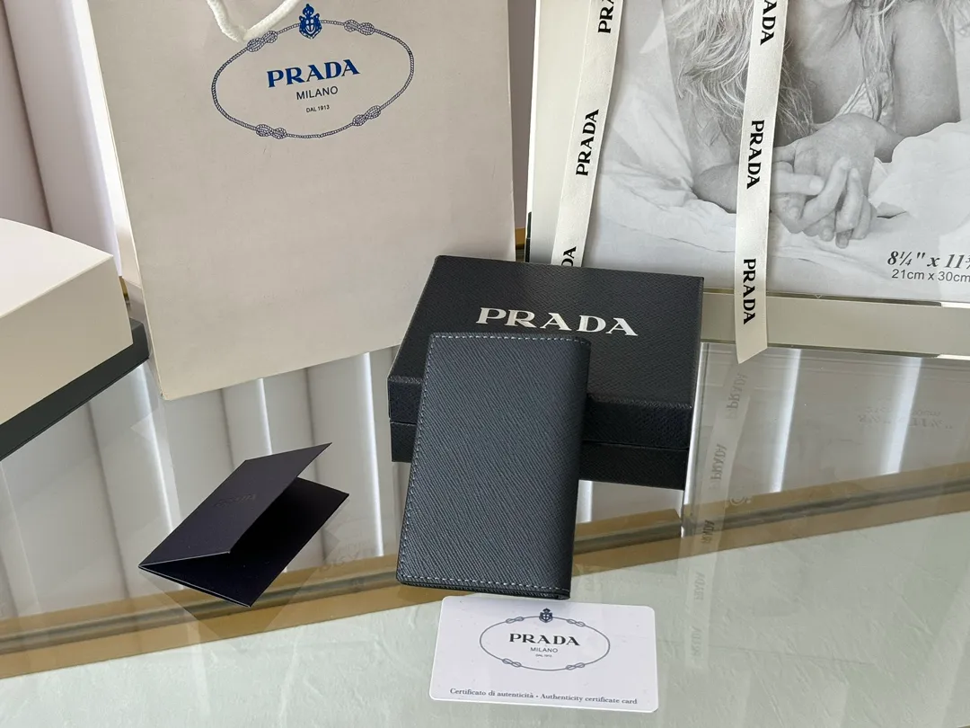 Prada cross pattern unisex card holder, can be placed in pockets, bags, and can be held in the hand. Made of cross pattern imported calfskin, pocket card holder, can hold change, 6 card slots, simple, elegant and fashionable. Model 2MC101, color as shown in the picture, size 11×7cm, original quality