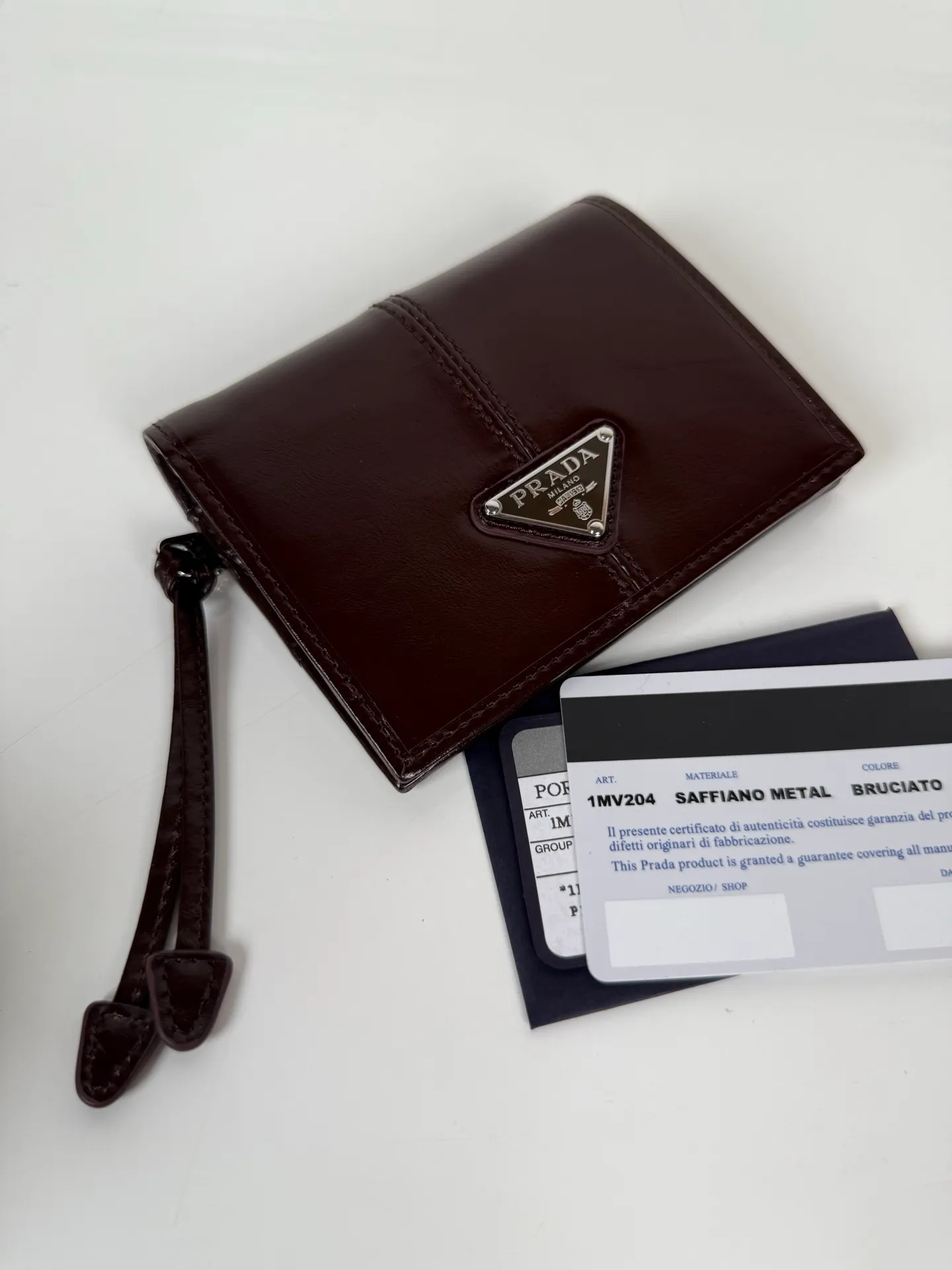 💰480, P Home ➡️Women's two-fold short clip, model 1M0204, brown waxed cowhide, length 11.2 cm, height 9.5cm, simple and practical to enhance personal taste, 175 steel stamp