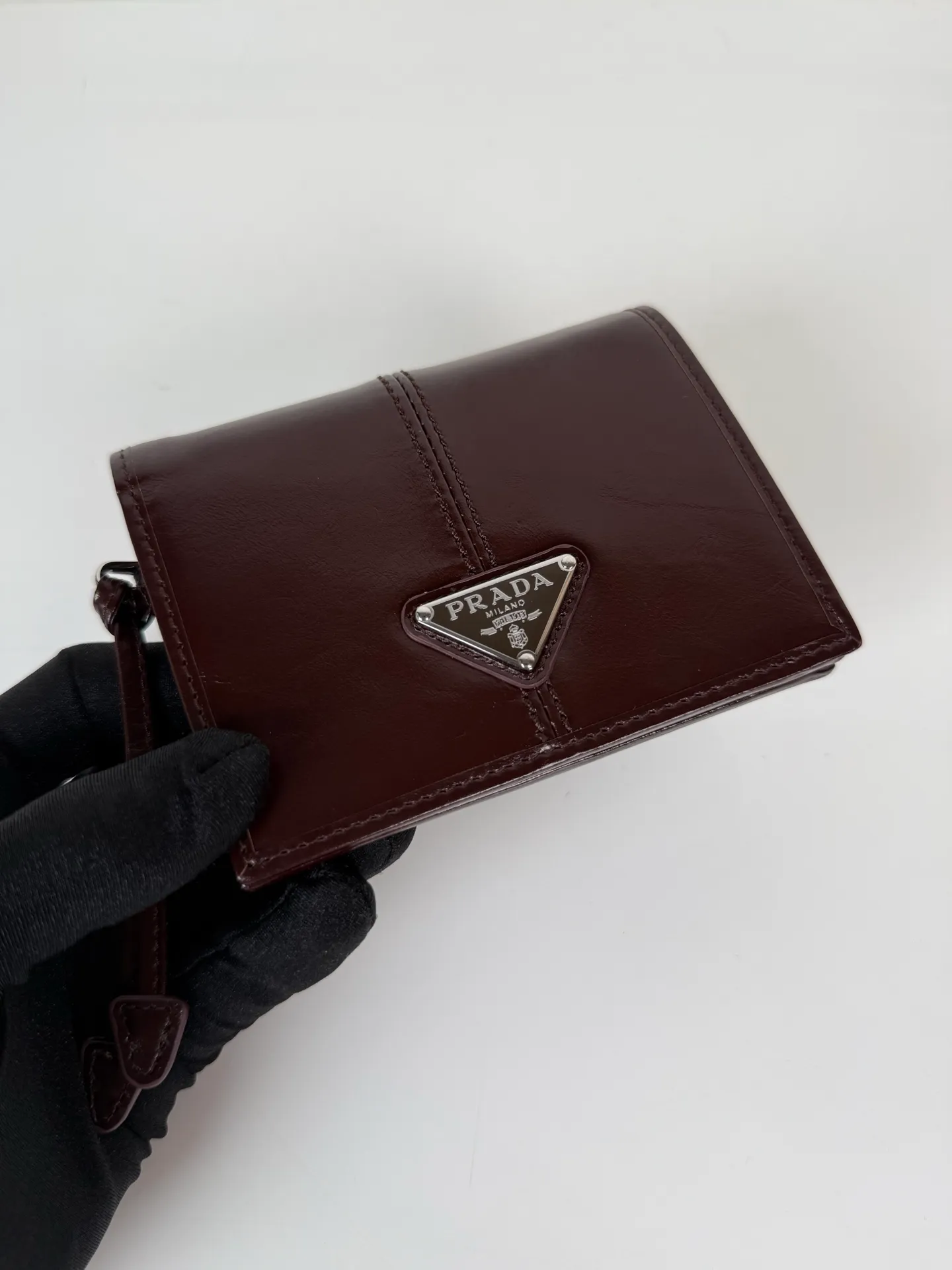 💰480, P Home ➡️Women's two-fold short clip, model 1M0204, brown waxed cowhide, length 11.2 cm, height 9.5cm, simple and practical to enhance personal taste, 175 steel stamp