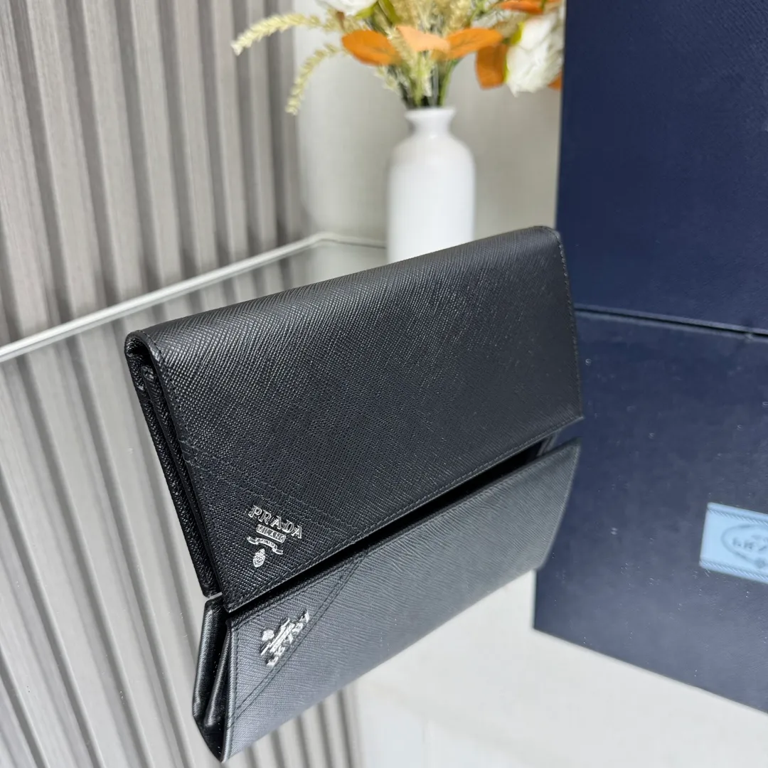 P480 [Top original order] PRADA suit clip wallet 💼Classic, model 2MV836, internal code 164 OEM code 💋 The characteristic of this long wallet is that it is made of Saffiano leather and is decorated with an enameled triangle logo on the front. Open slightly to reveal 1 zippered pocket, fabric lining and 13 card pockets. One banknote compartment, one zipper bag, four ID pockets, thirteen card pockets🏅️🏅️🏅️Dimensions: length 19cm, height 9.5cm