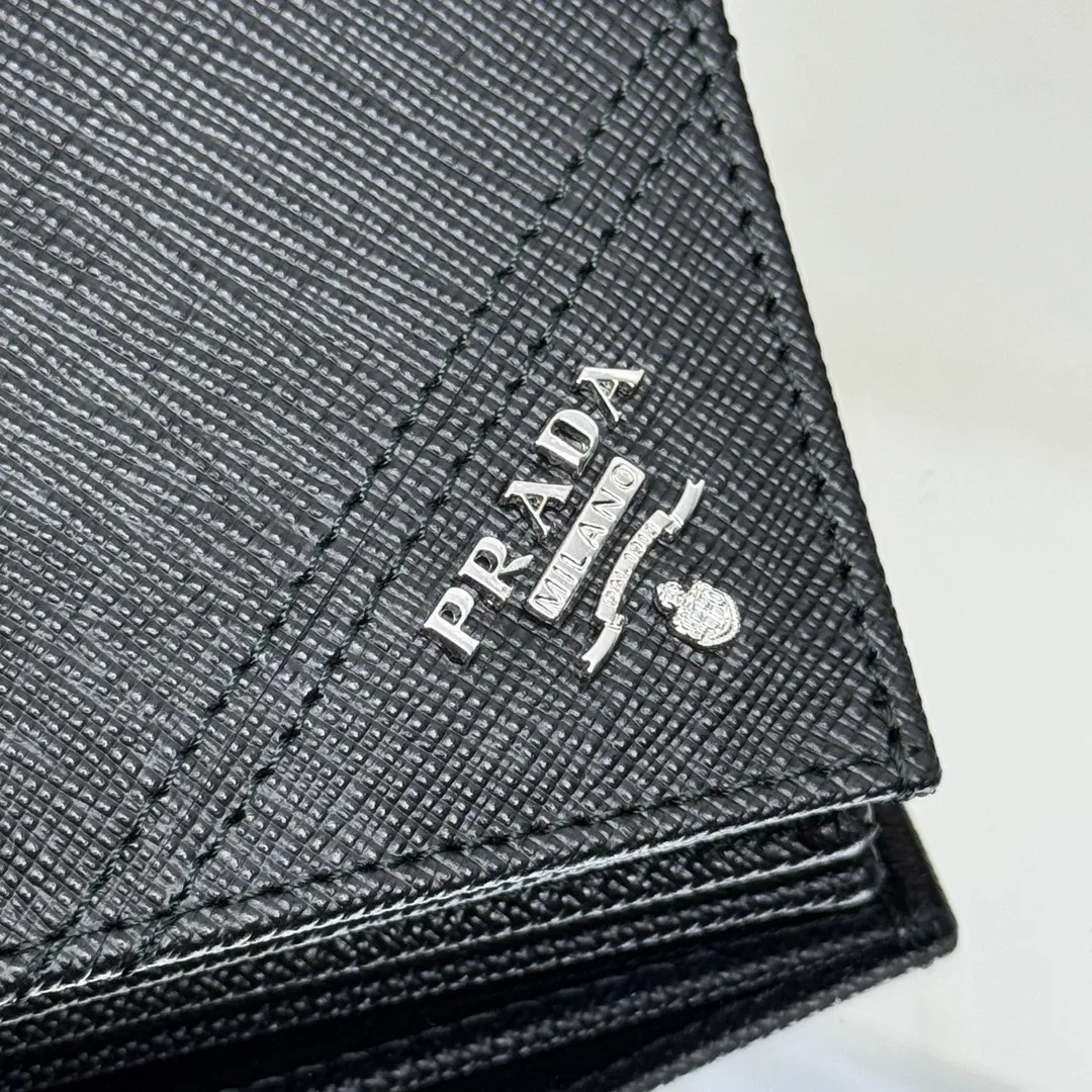 P480 [Top original order] PRADA suit clip wallet 💼Classic, model 2MV836, internal code 164 OEM code 💋 The characteristic of this long wallet is that it is made of Saffiano leather and is decorated with an enameled triangle logo on the front. Open slightly to reveal 1 zippered pocket, fabric lining and 13 card pockets. One banknote compartment, one zipper bag, four ID pockets, thirteen card pockets🏅️🏅️🏅️Dimensions: length 19cm, height 9.5cm