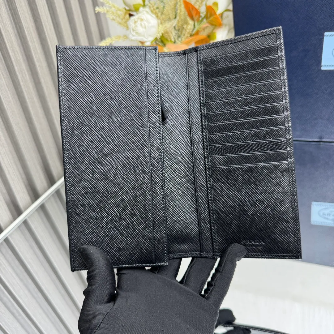 P480 [Top original order] PRADA suit clip wallet 💼Classic, model 2MV836, internal code 164 OEM code 💋 The characteristic of this long wallet is that it is made of Saffiano leather and is decorated with an enameled triangle logo on the front. Open slightly to reveal 1 zippered pocket, fabric lining and 13 card pockets. One banknote compartment, one zipper bag, four ID pockets, thirteen card pockets🏅️🏅️🏅️Dimensions: length 19cm, height 9.5cm