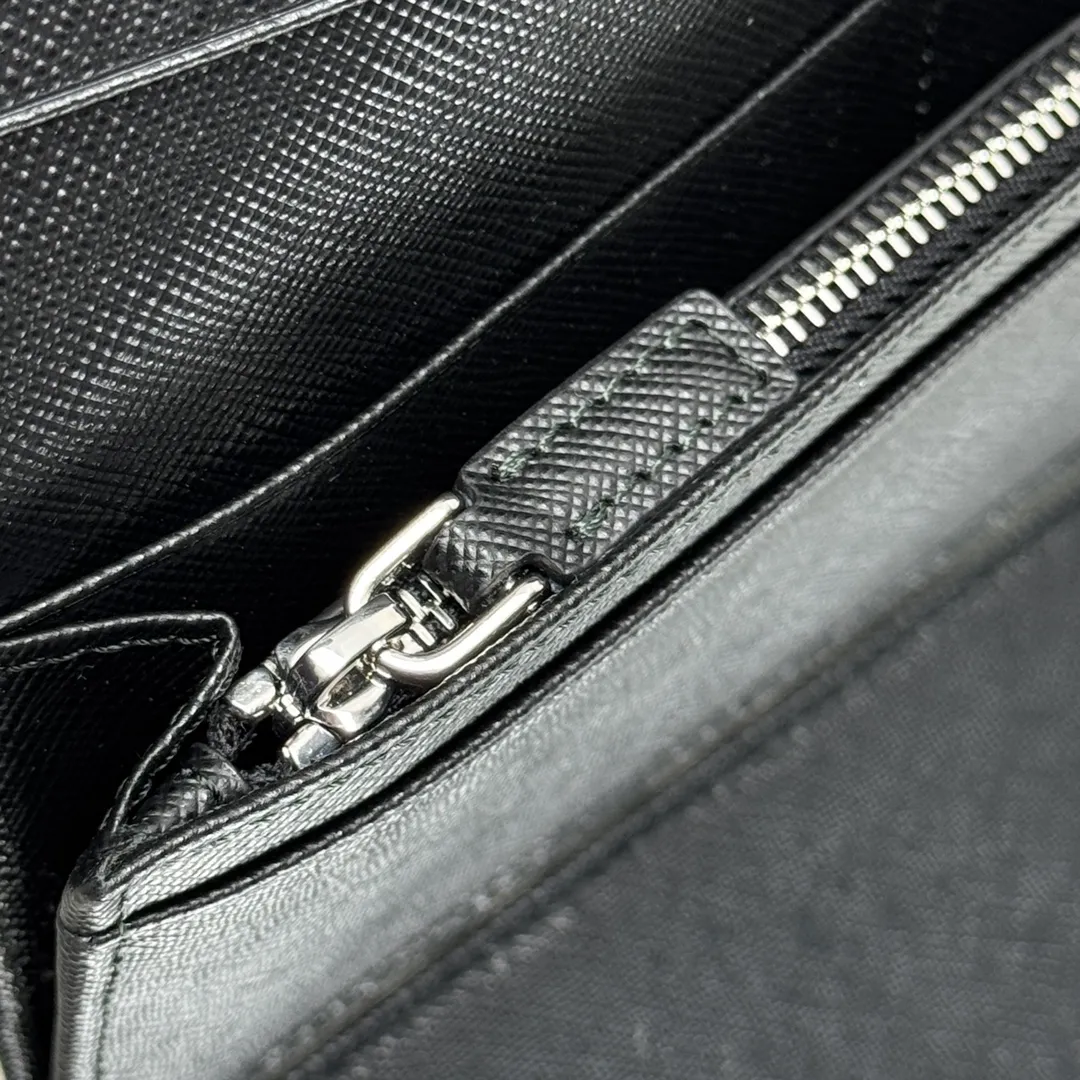 P480 [Top original order] PRADA suit clip wallet 💼Classic, model 2MV836, internal code 164 OEM code 💋 The characteristic of this long wallet is that it is made of Saffiano leather and is decorated with an enameled triangle logo on the front. Open slightly to reveal 1 zippered pocket, fabric lining and 13 card pockets. One banknote compartment, one zipper bag, four ID pockets, thirteen card pockets🏅️🏅️🏅️Dimensions: length 19cm, height 9.5cm